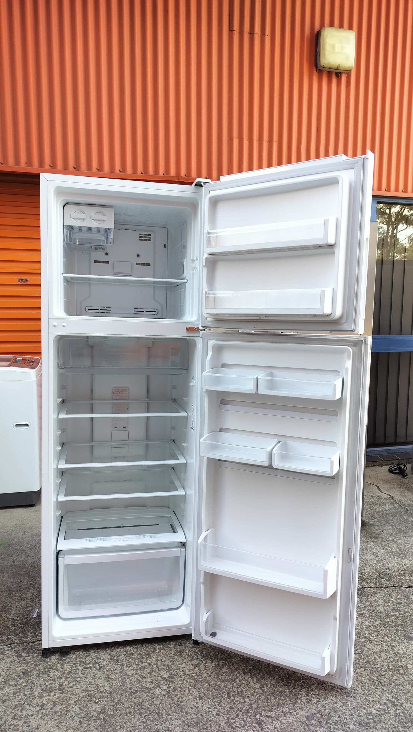 **WESTINGHOUSE 369 LITRES FRIDGE FREEZER**