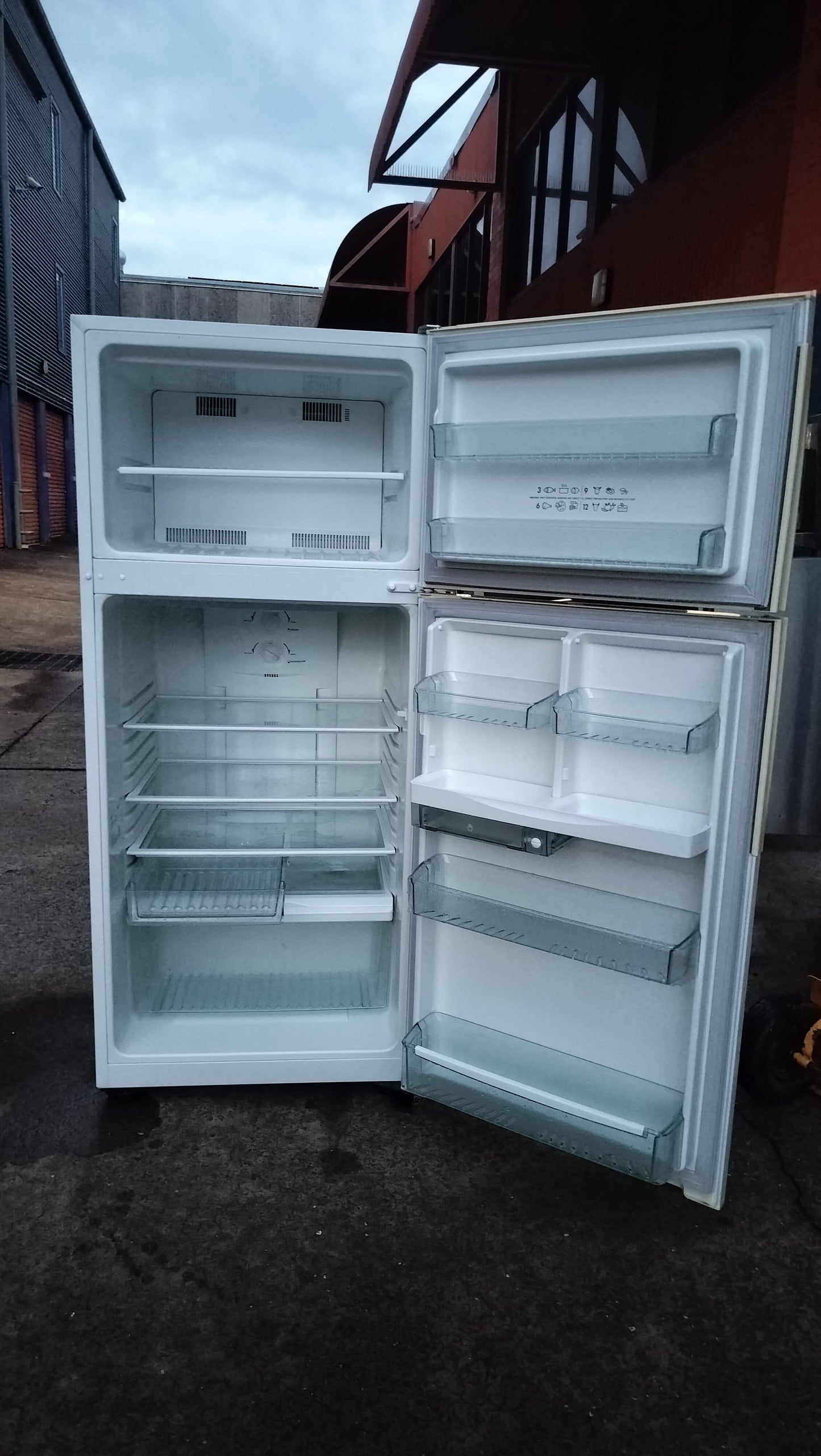 **WESTINGHOUSE 416 LITRES FRIDGE FREEZER**