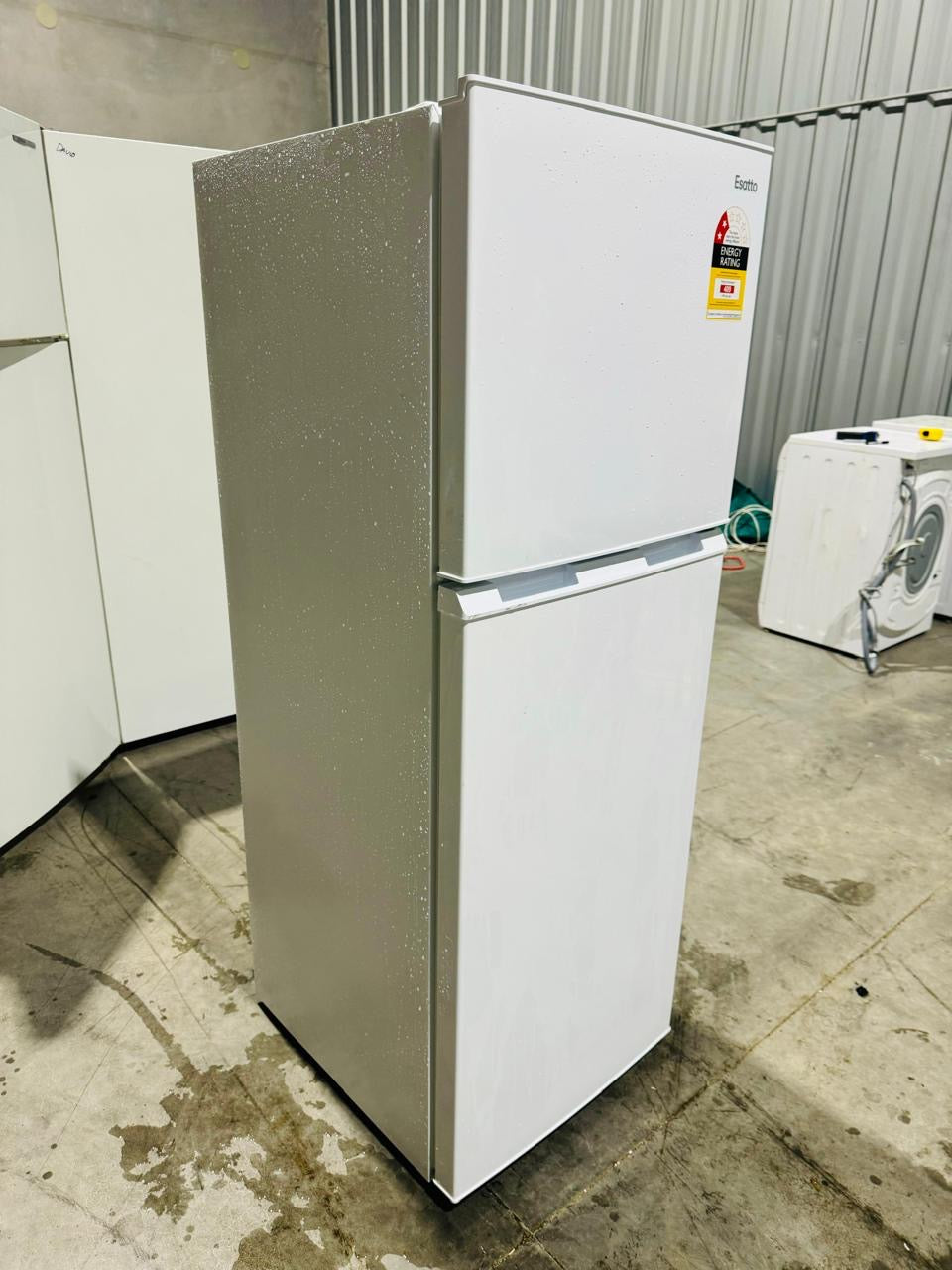 **ESATTO 239 LITRES FRIDGE FREEZER**