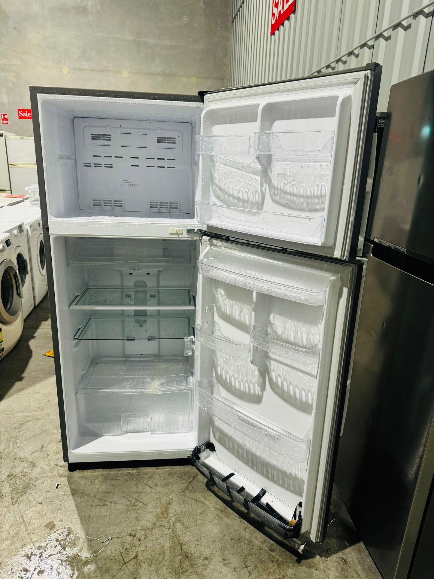 **DAEWOO 353 LITRES FRIDGE FREEZER**