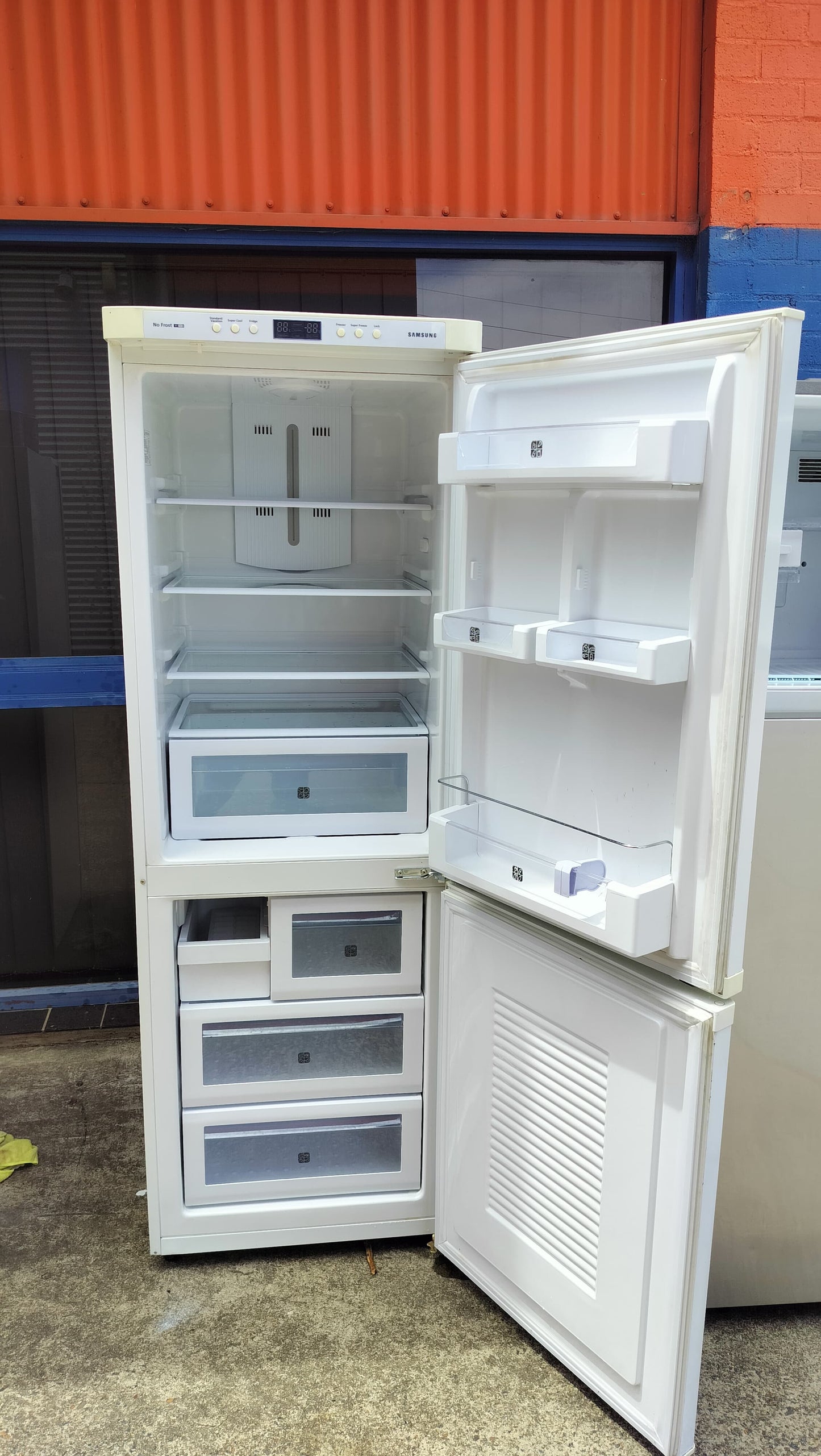 **SAMSUNG 316 LITRES FRIDGE FREEZER**