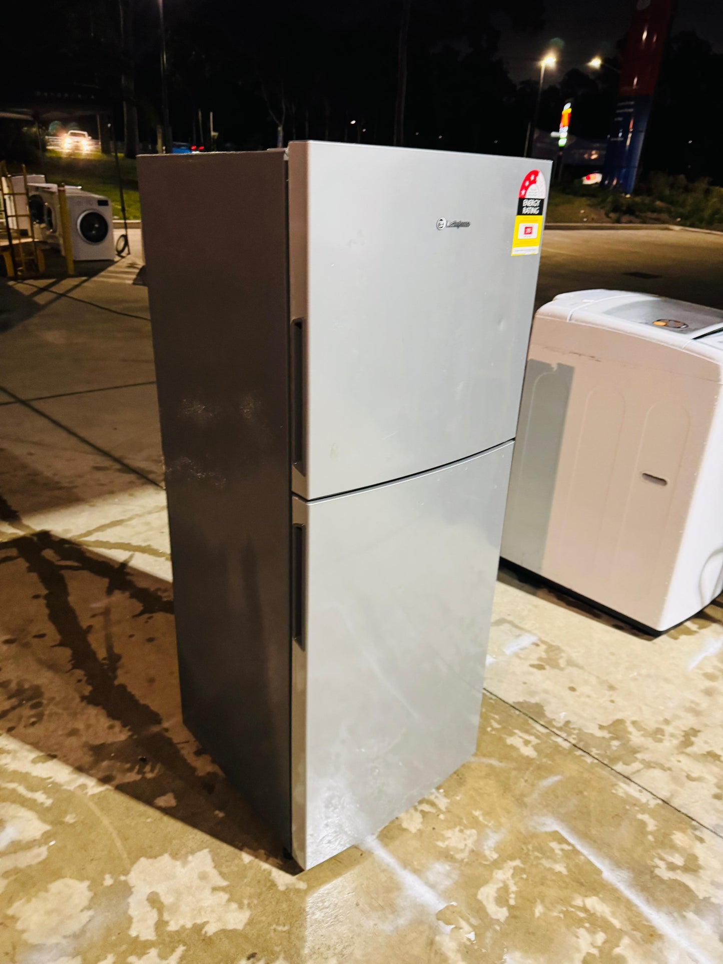 **WESTINGHOUSE 231 LITRES FRIDGE FREEZER**