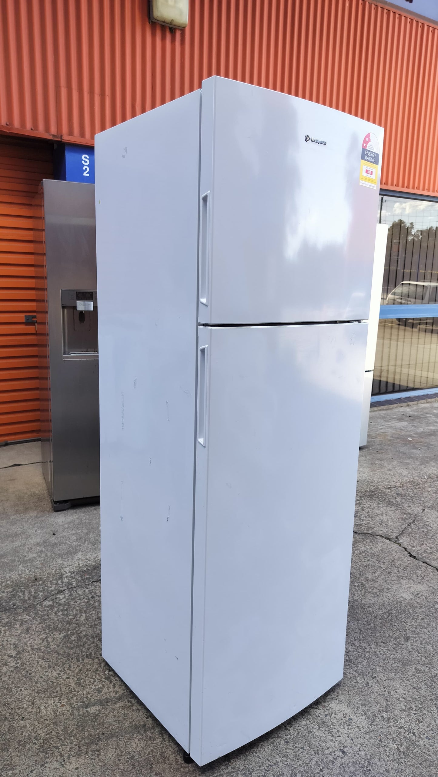 **WESTINGHOUSE 369 LITRES FRIDGE FREEZER**