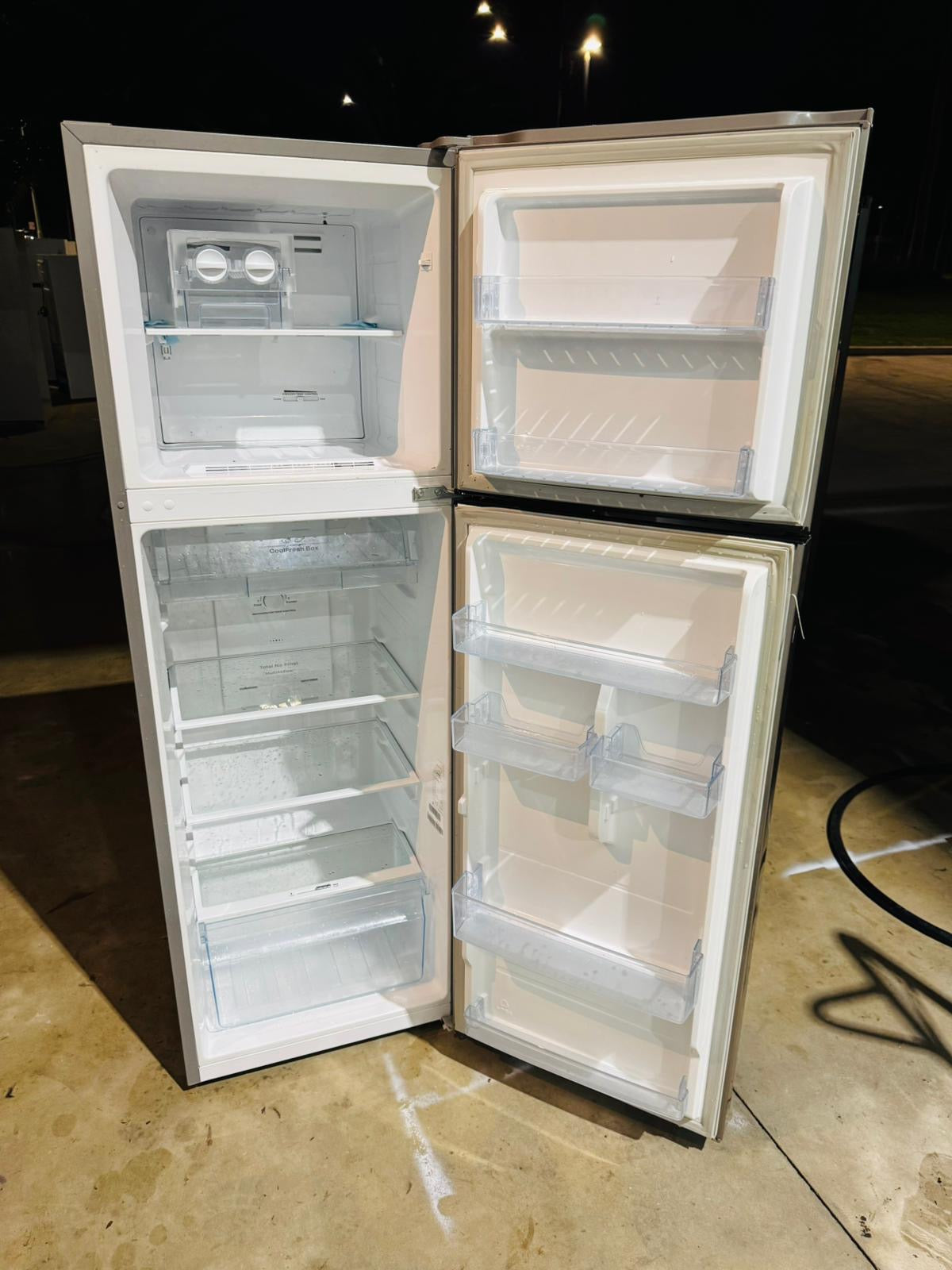 **HISENSE 271 LITRES FRIDGE FREEZER**