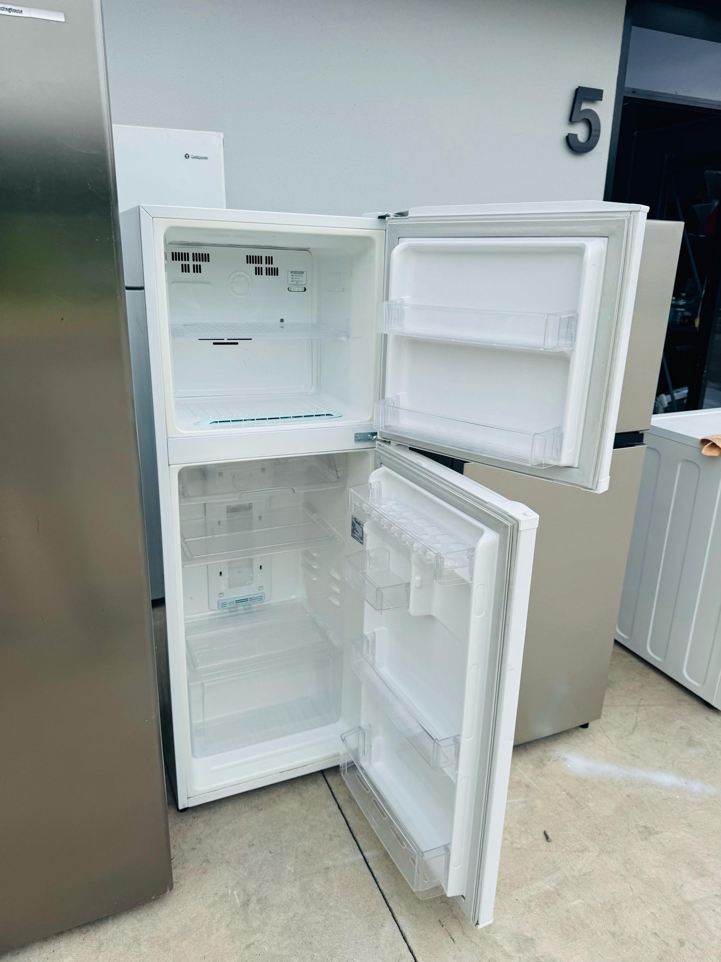 **LG 205 LITRES FRIDGE FREEZER**