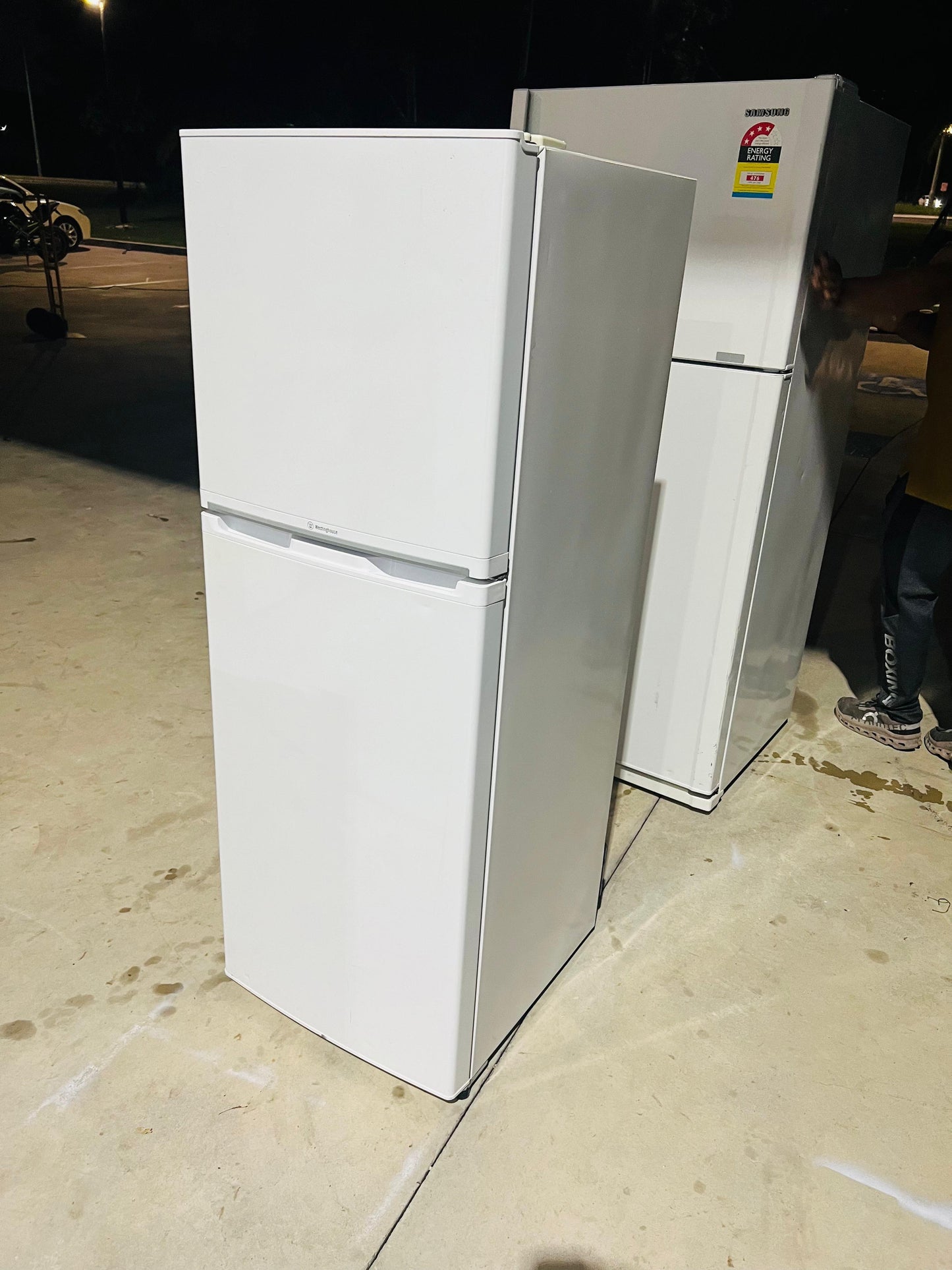 **WESTINGHOUSE 250 LITERS FRIDGE FREEZER**