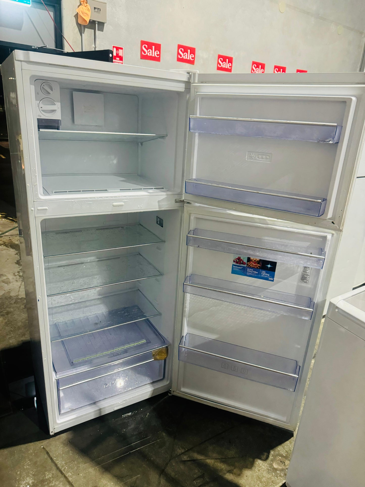 **BEKO 400 LITRES FRIDGE FREEZER**