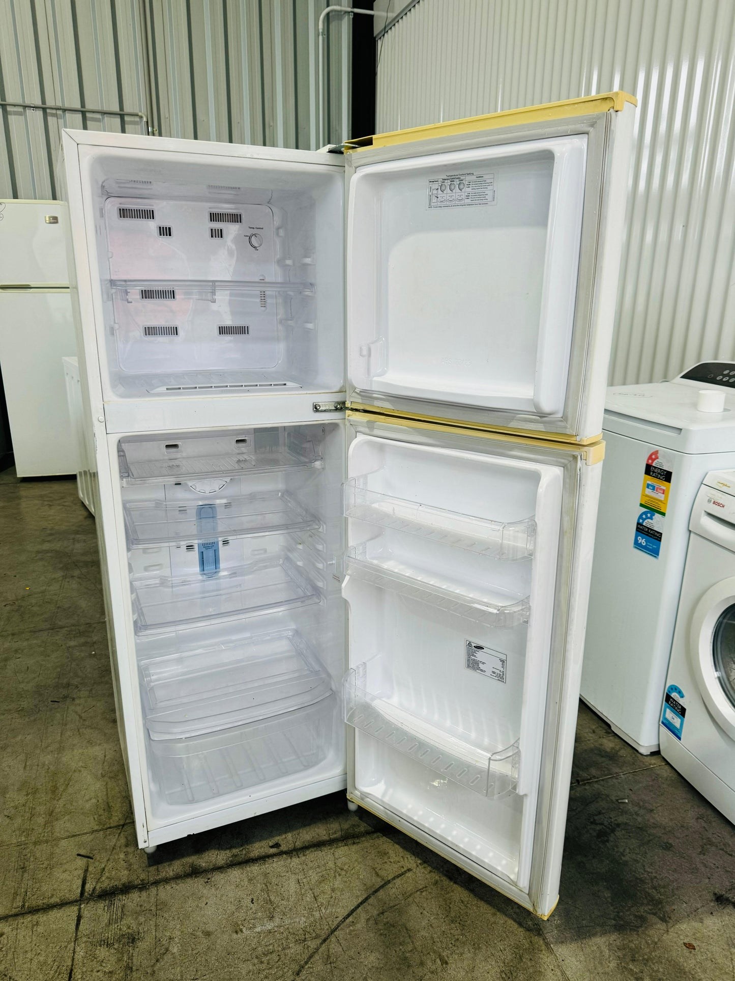 **SAMSUNG 244 LITRES FRIDGE FREEZER**