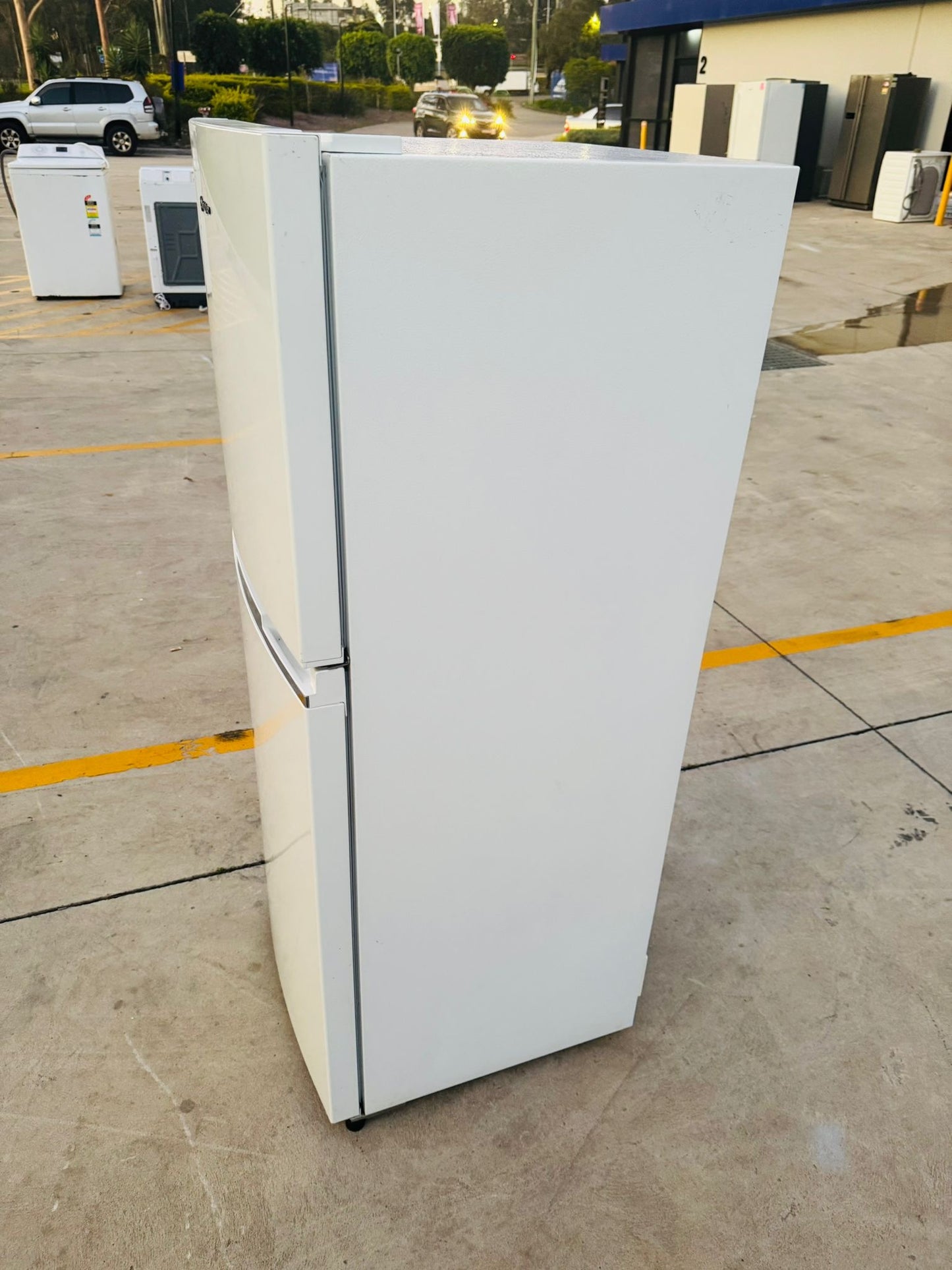 **WESTINGHOUSE 223 LITRES FRIDGE FREEZER **