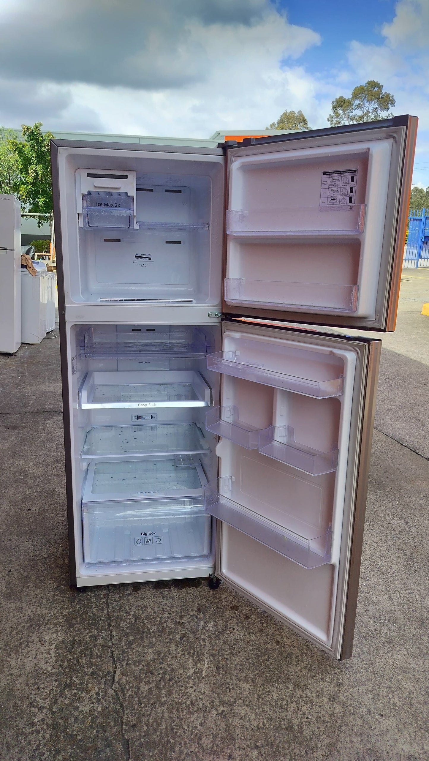 **SAMSUNG 320 LITRES FRIDGE FREEZER**