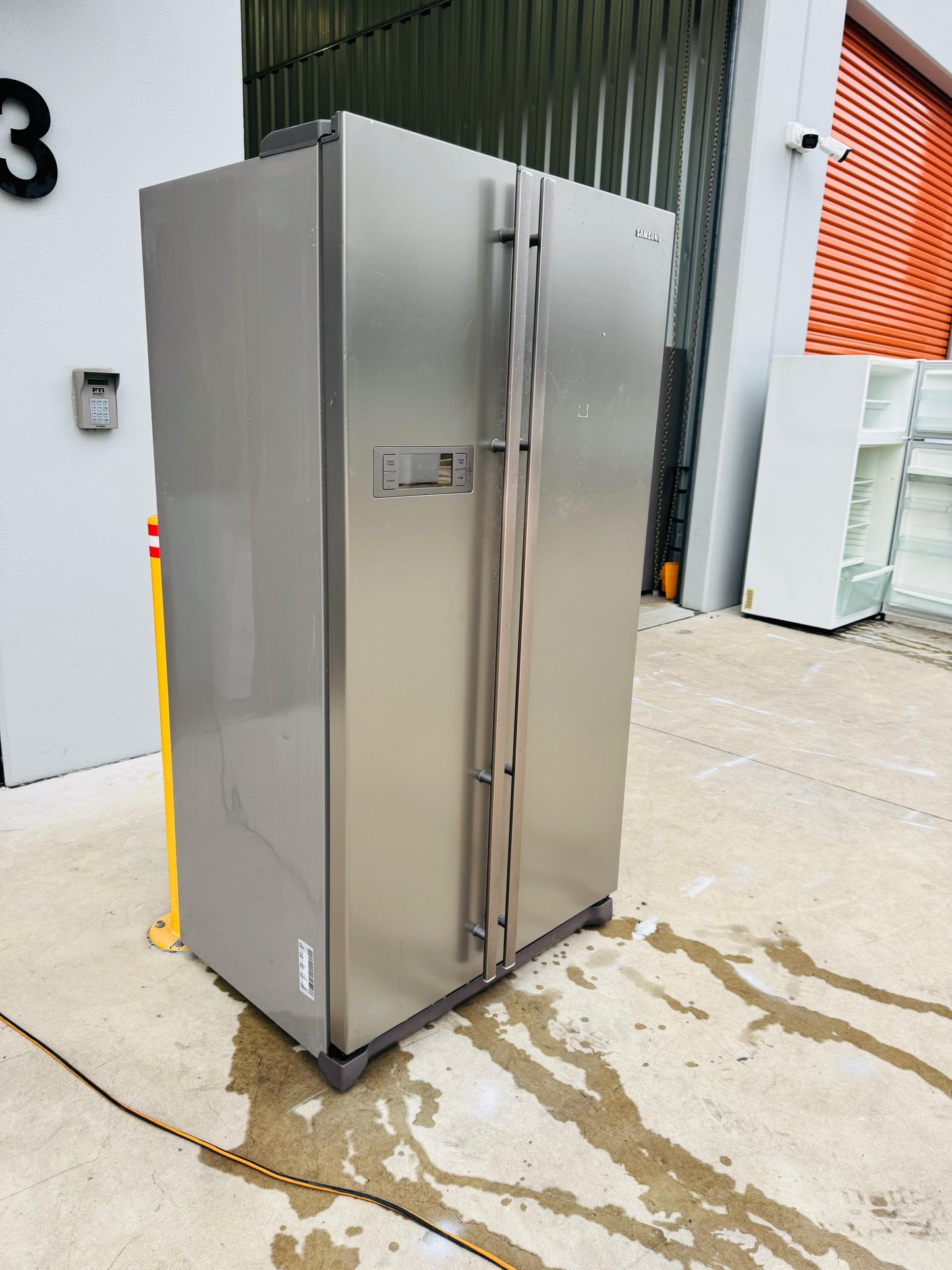 **SAMSUNG SIDE BY SIDE 600 LITRES FRIDGE FREEZER**
