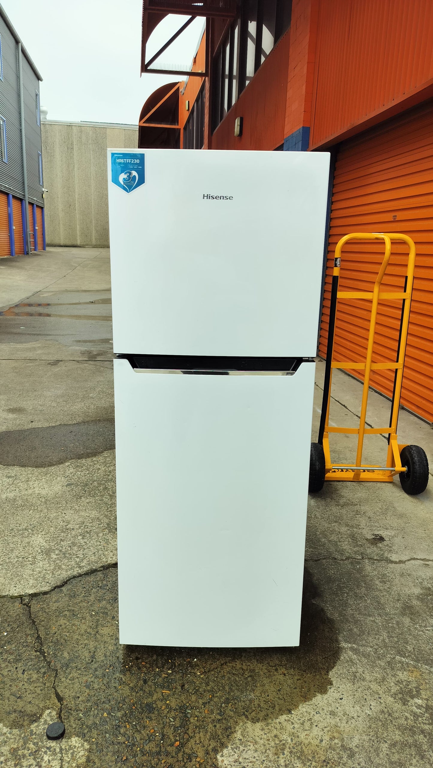 **HISENSE 230 LITERS FRIDGE & FREEZER**