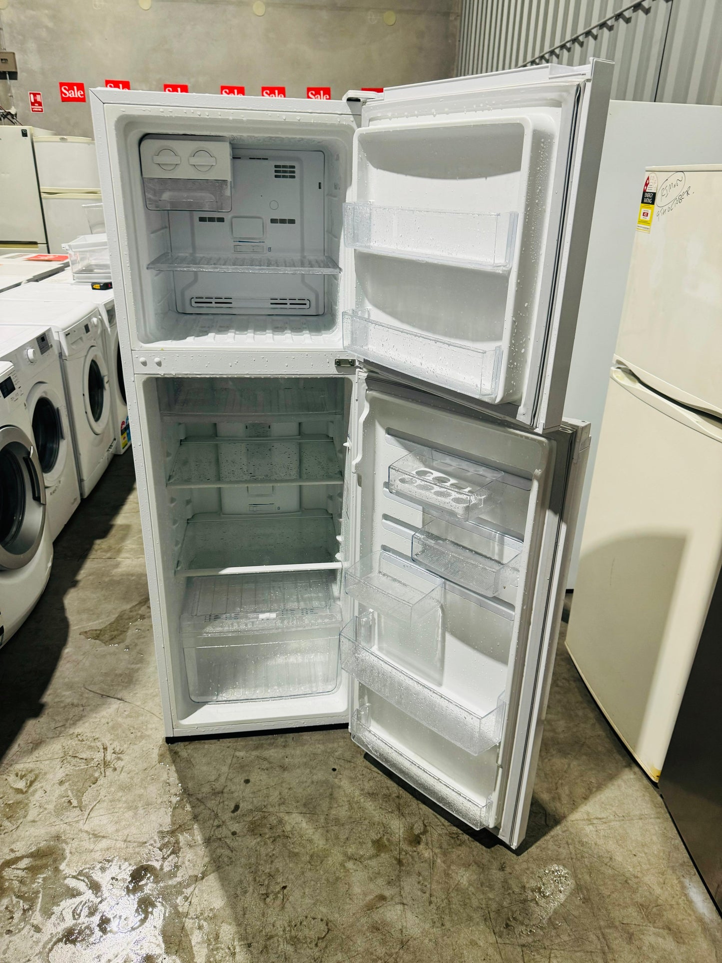 **WESTINGHOUSE 276 LITRES FRIDGE FREEZER**