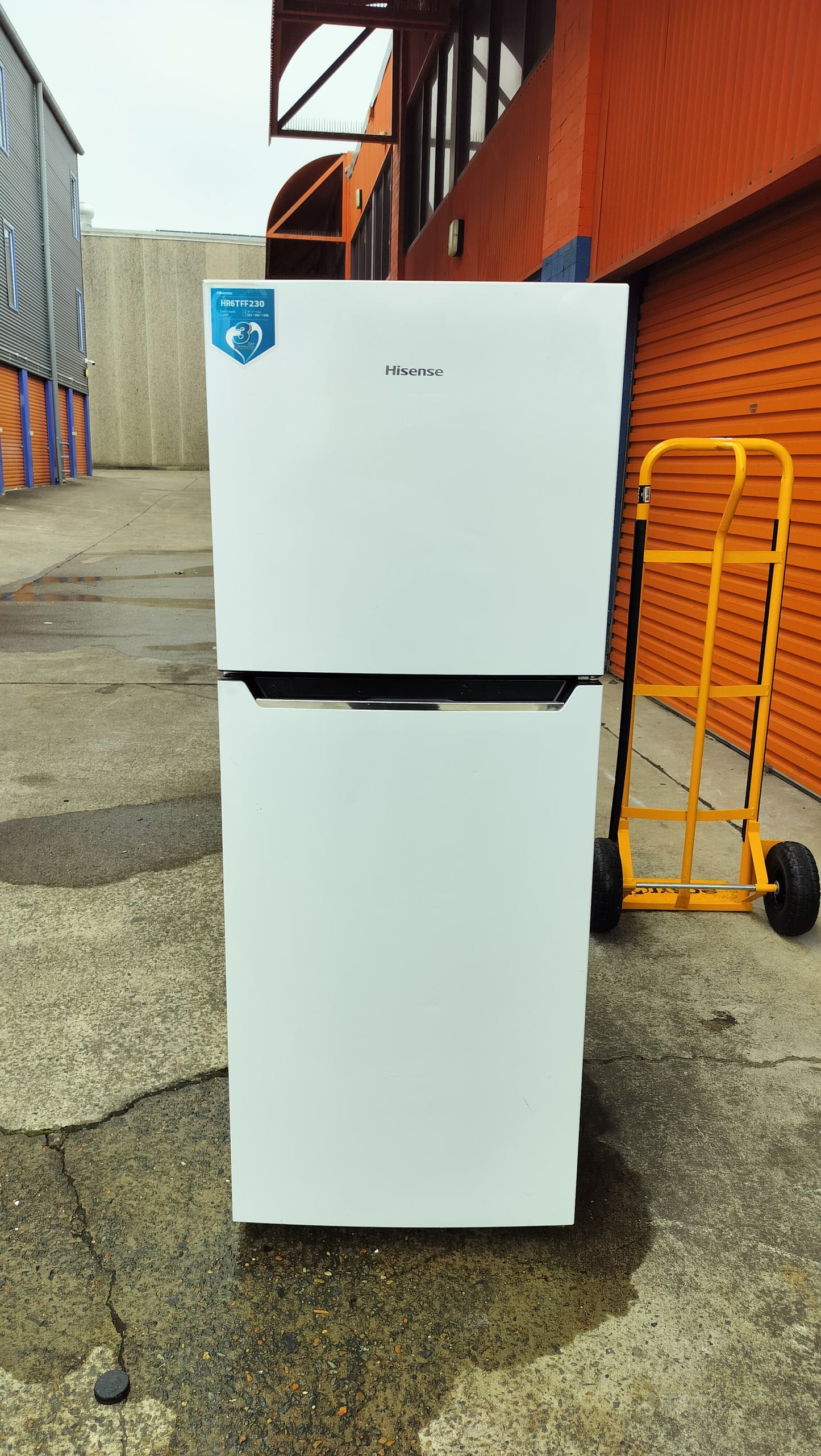 **HISENSE 230 LITERS FRIDGE & FREEZER**