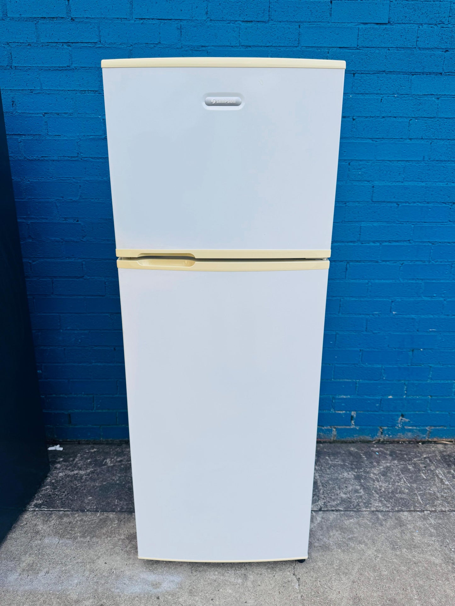 **WESTINGHOUSE 303 LITRES FRIDGE FREEZER**