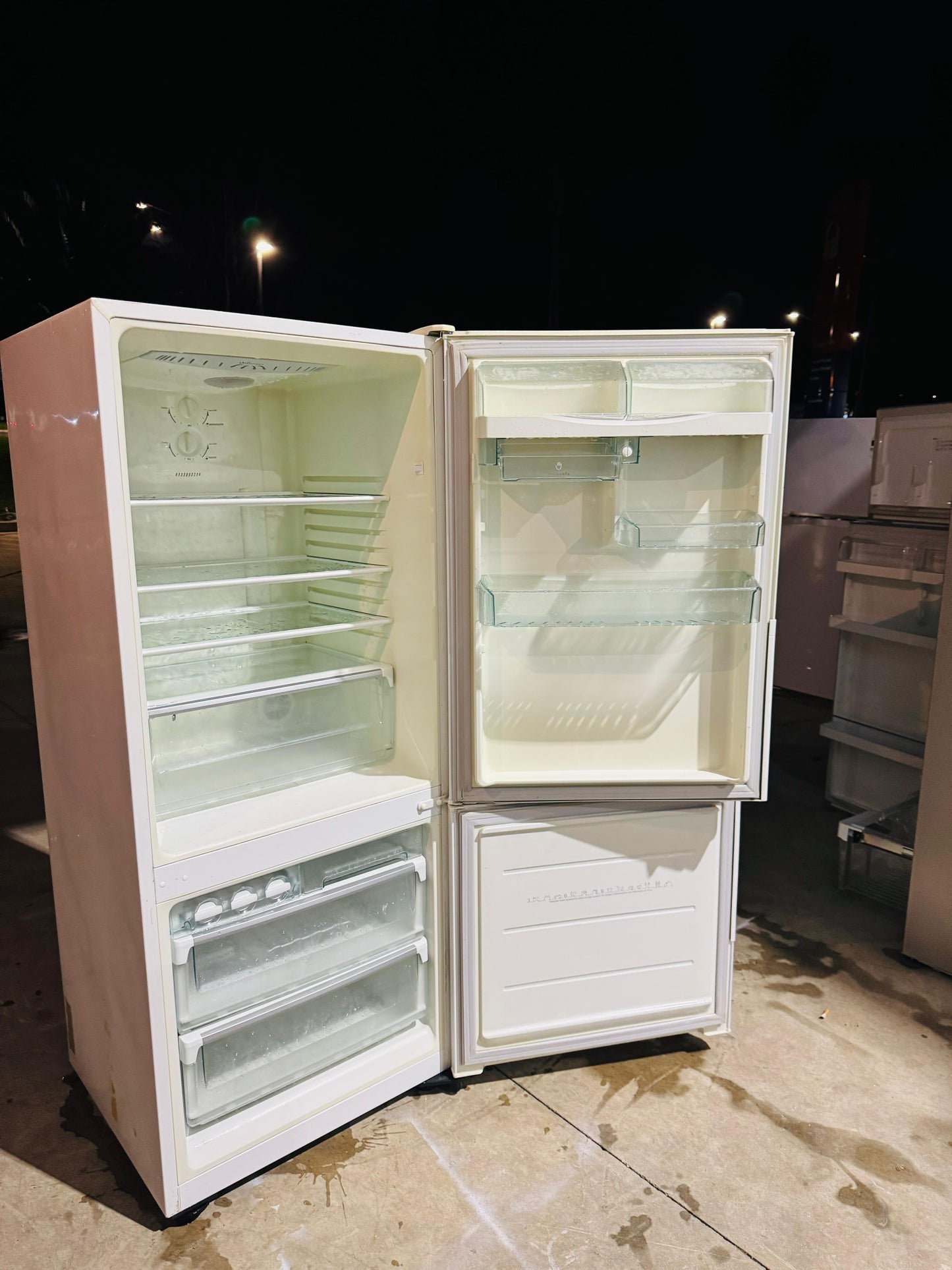 **WESTINGHOUSE 430 LITRES FRIDGE FREEZER**