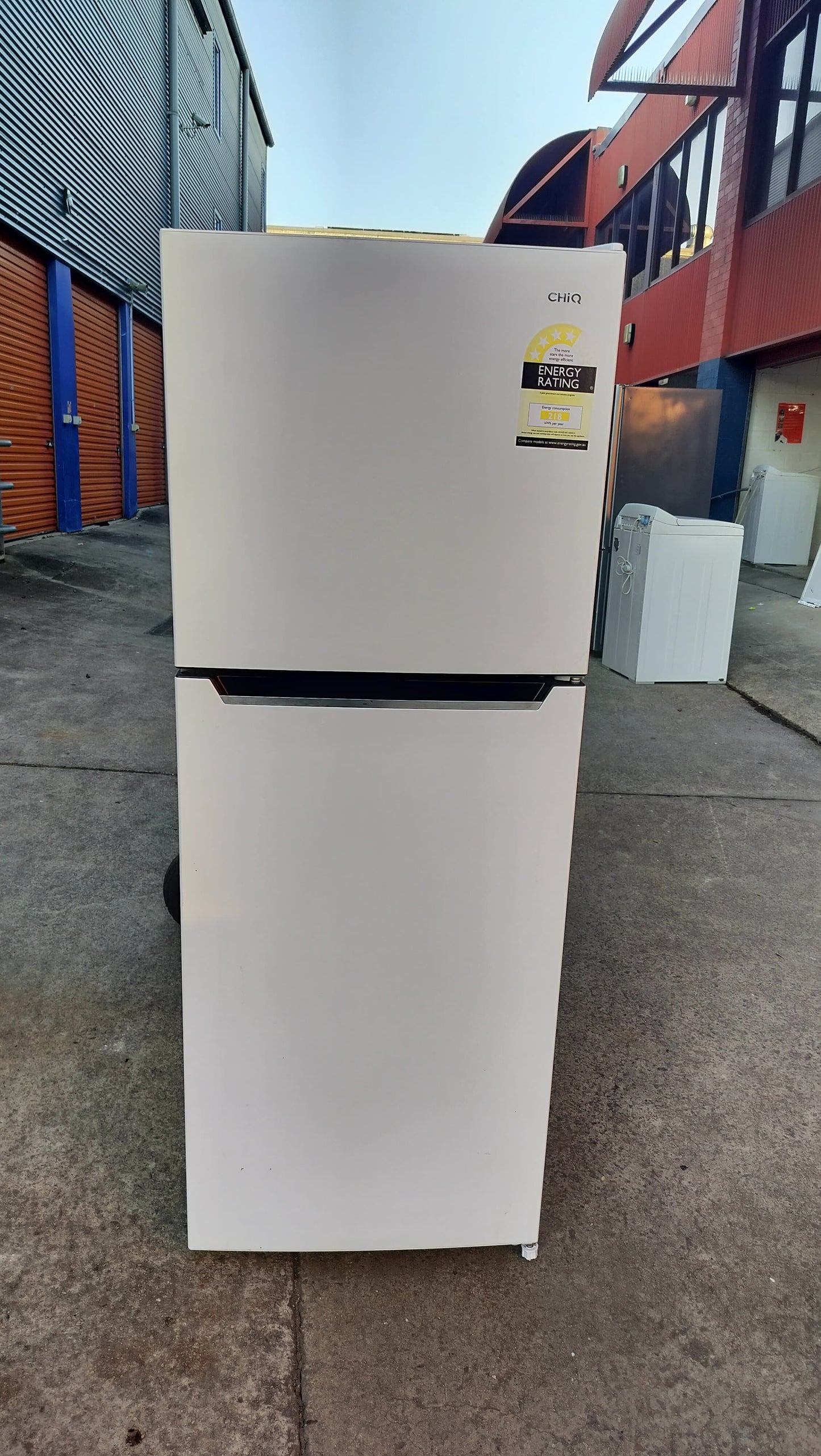 **CHIQ 216 LITRES FRIDGE FREEZER**