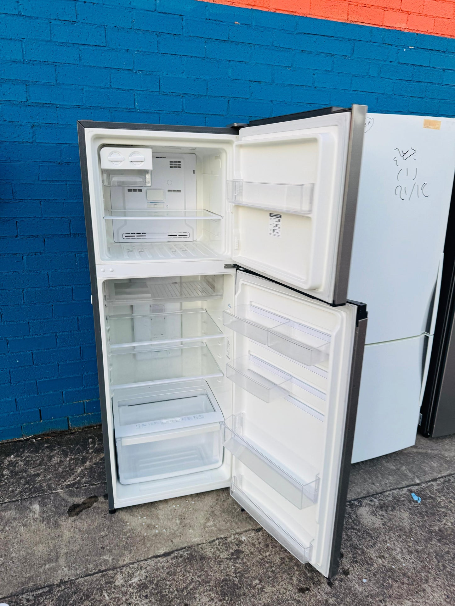 **WESTINGHOUSE 339 LITRES FRIDGE FREEZER**