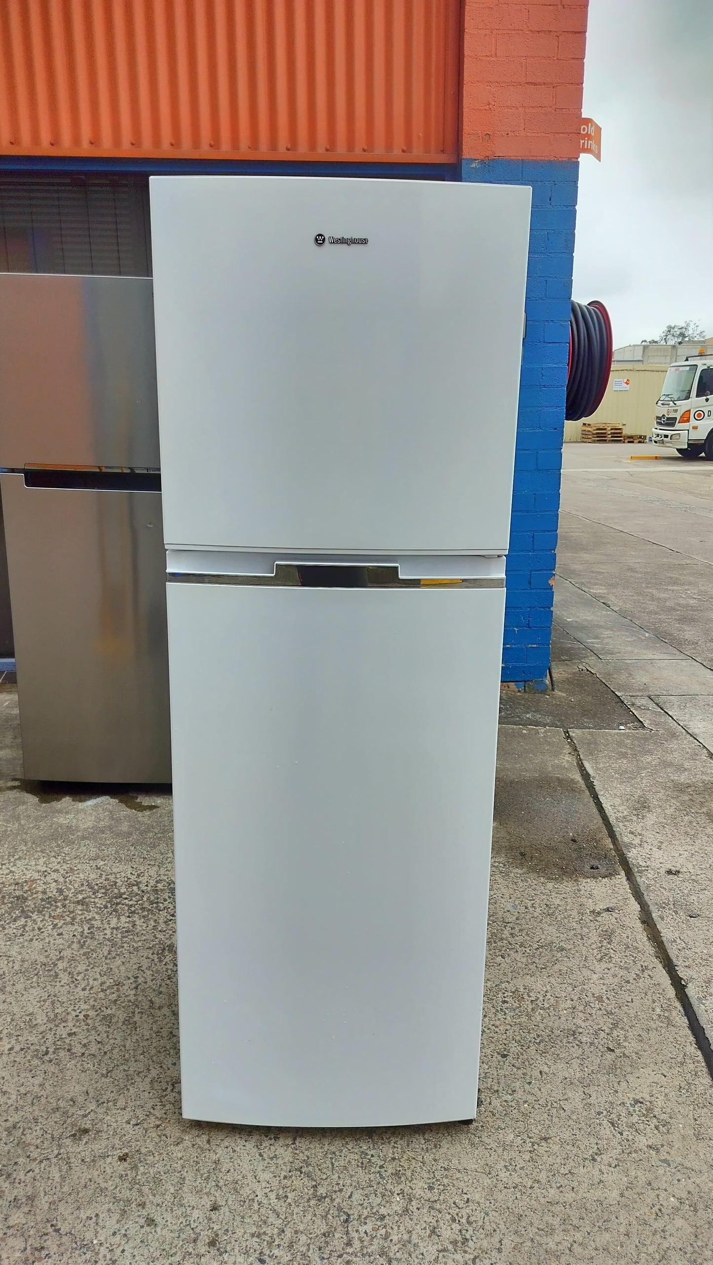 **WESTINGHOUSE 276 LITERS FRIDGE FREEZER**