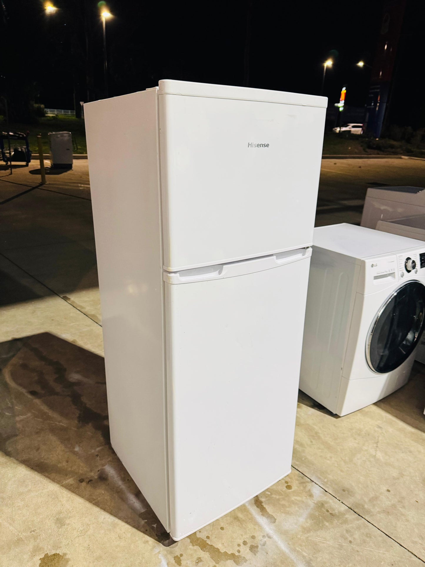 **HISENSE 221 LITRES FRIDGE FREEZER**