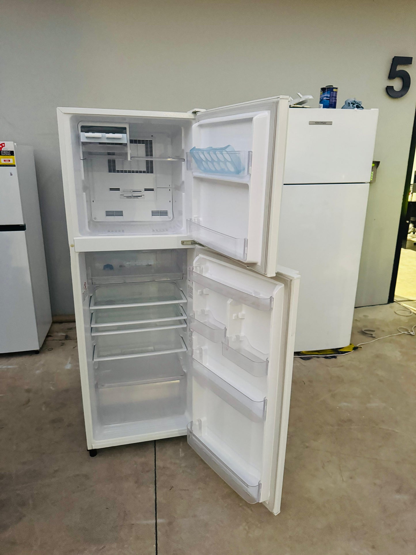 **MITSUBISHI 260 LITRES FRIDGE FREEZER**