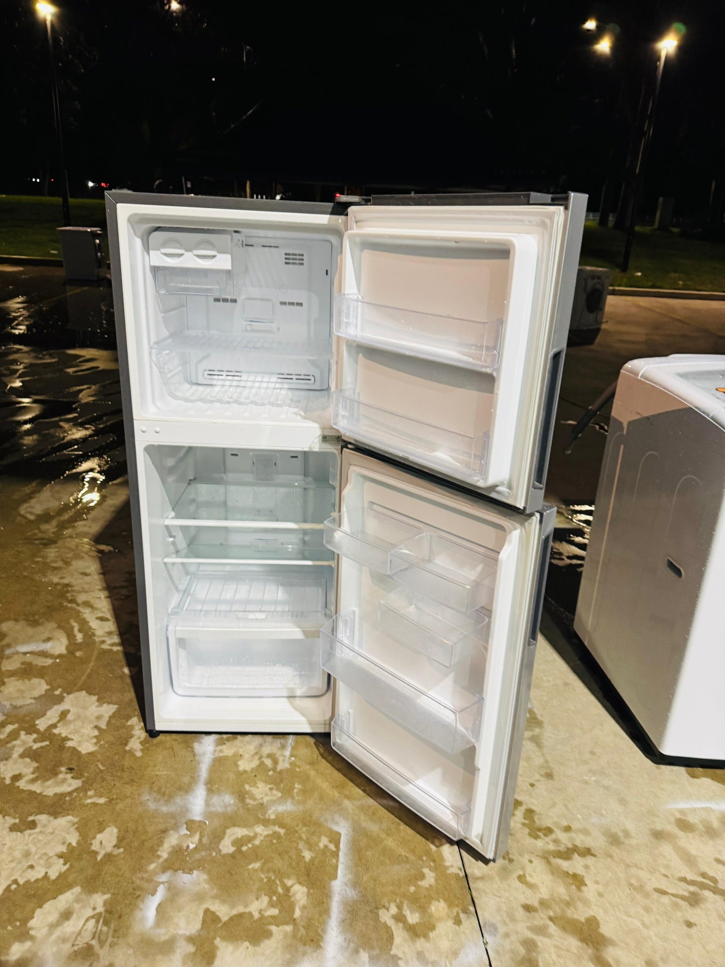 **WESTINGHOUSE 231 LITRES FRIDGE FREEZER**