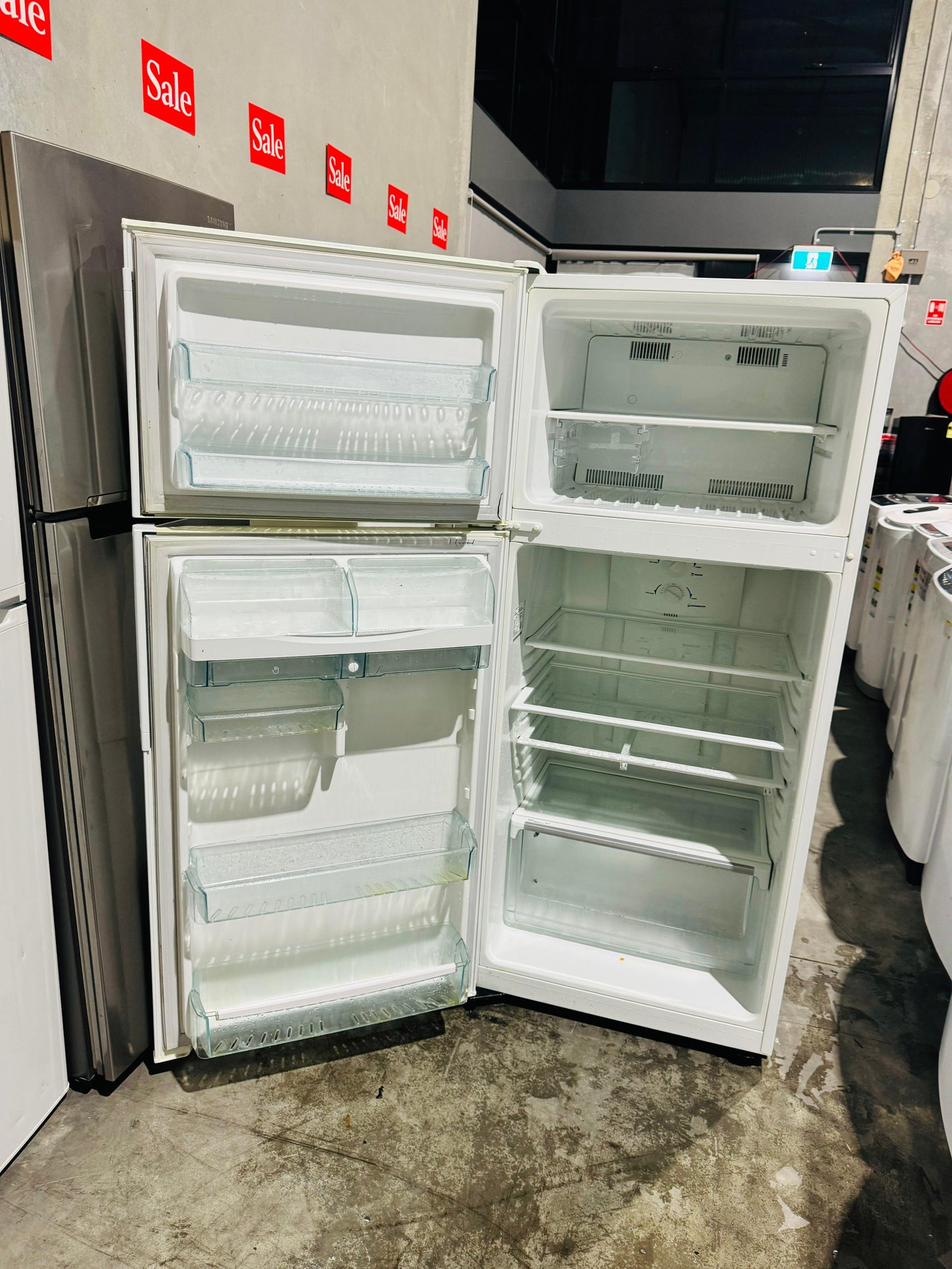 **WESTINGHOUSE 420 LITRES FRIDGE FREEZER**