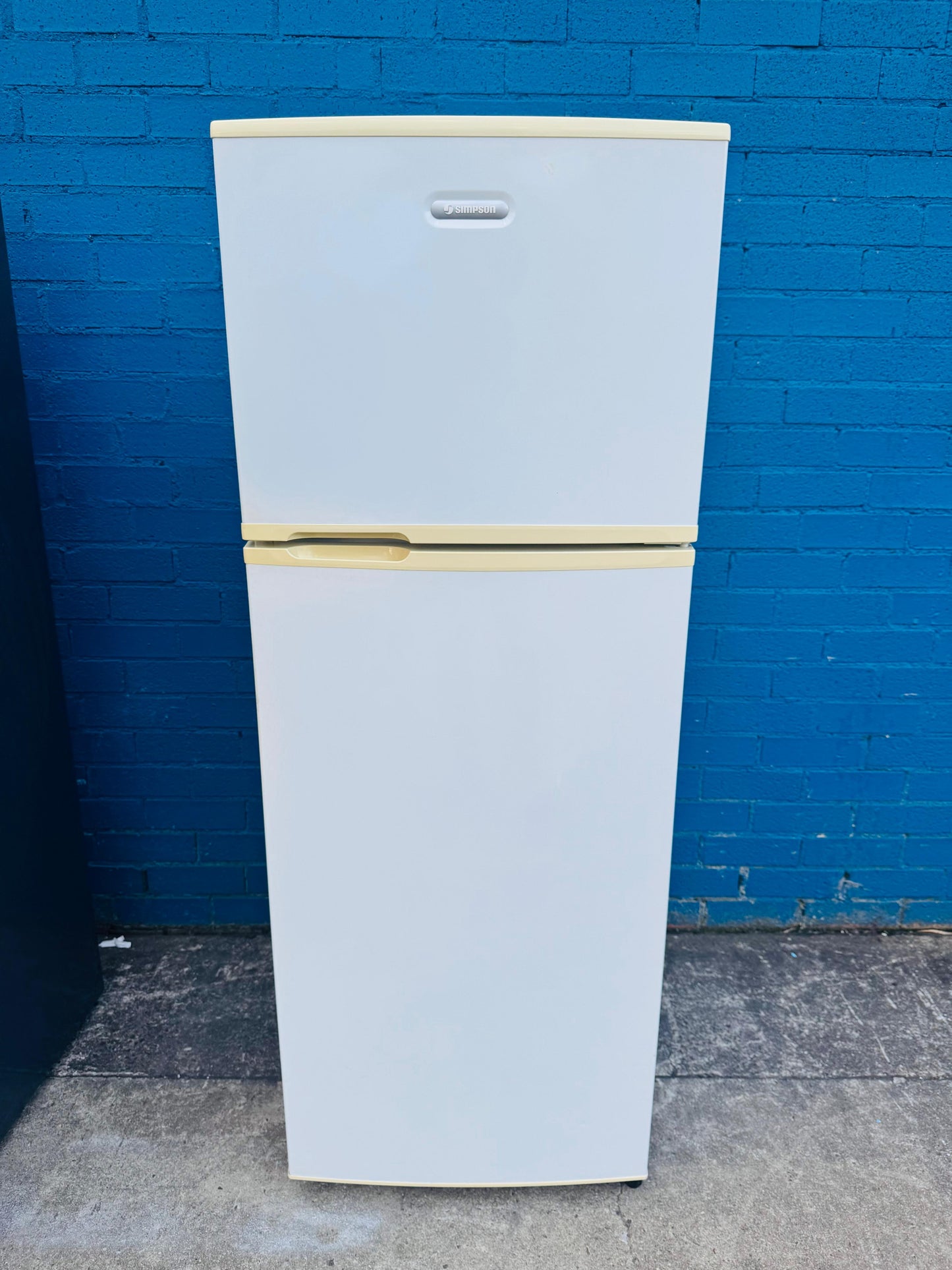 **WESTINGHOUSE 303 LITRES FRIDGE FREEZER**