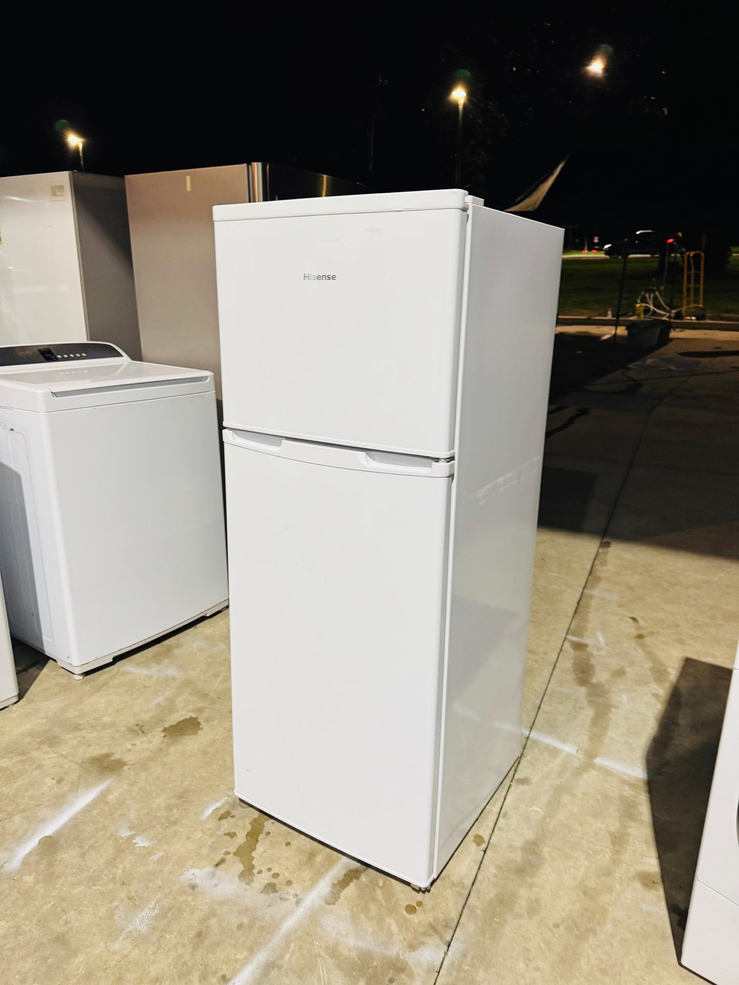 **HISENSE 221 LITRES FRIDGE FREEZER**