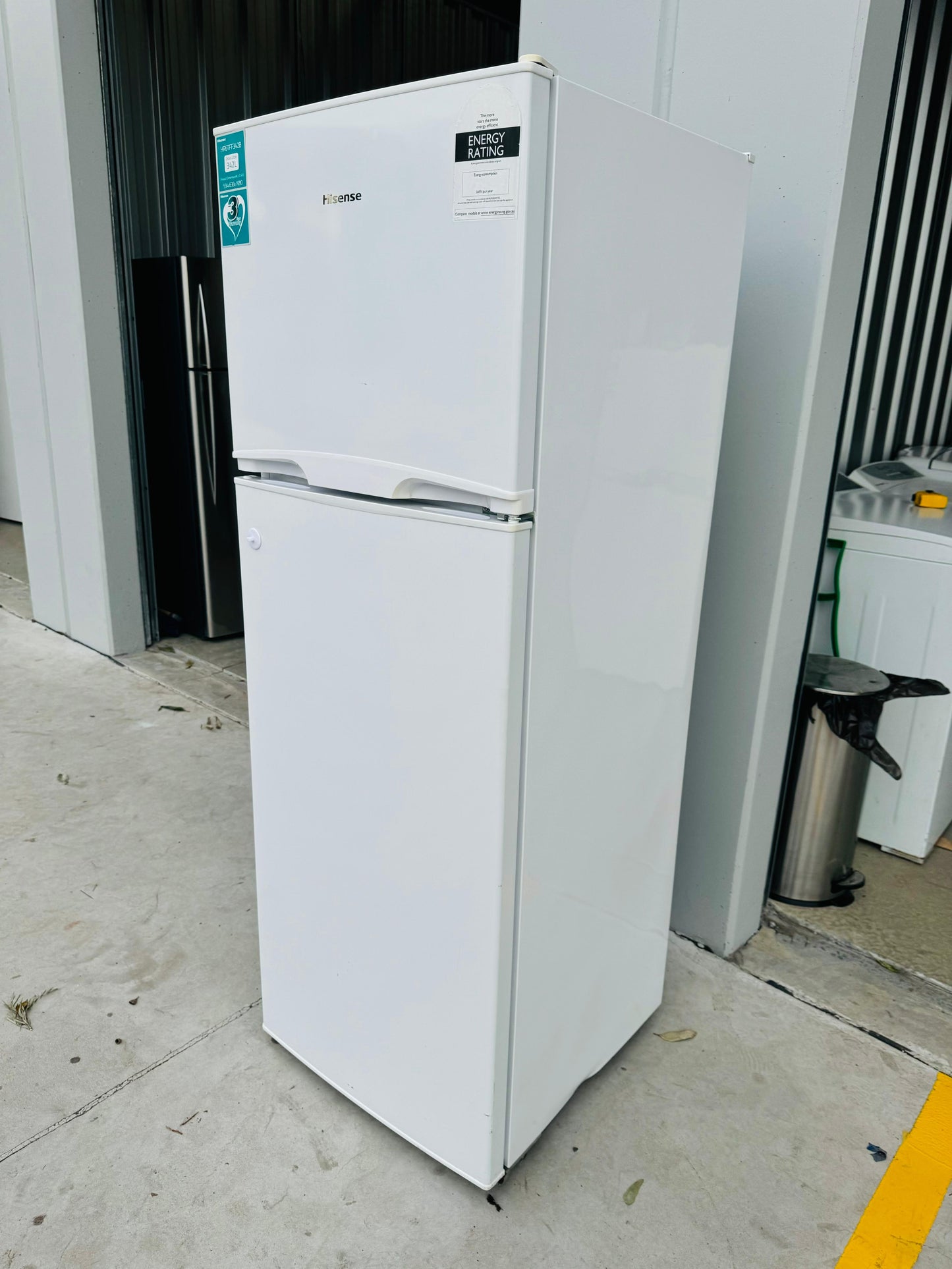 **HISENSE 342 LITRES FRIDGE FREEZER**