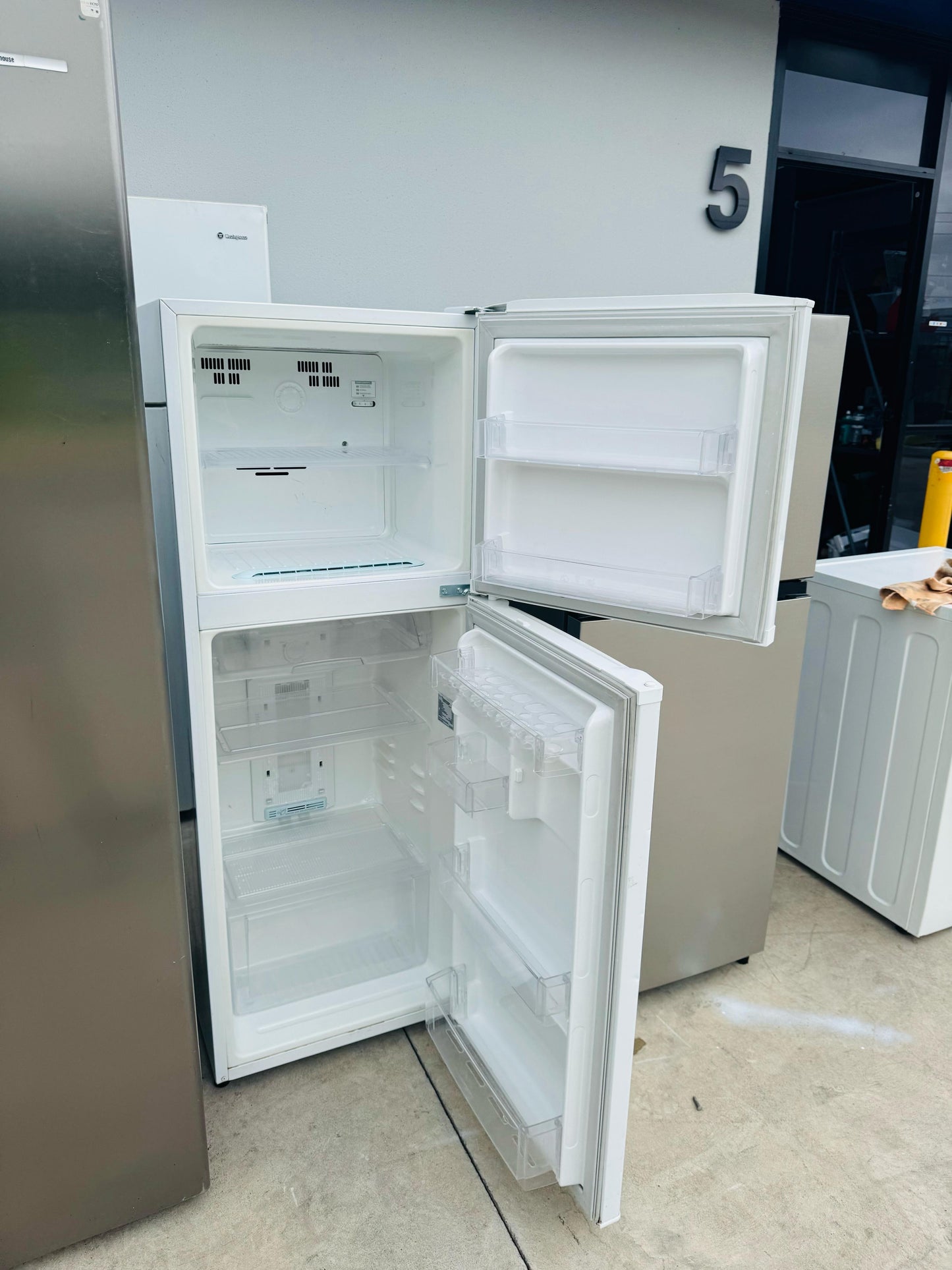 **LG 205 LITRES FRIDGE FREEZER**