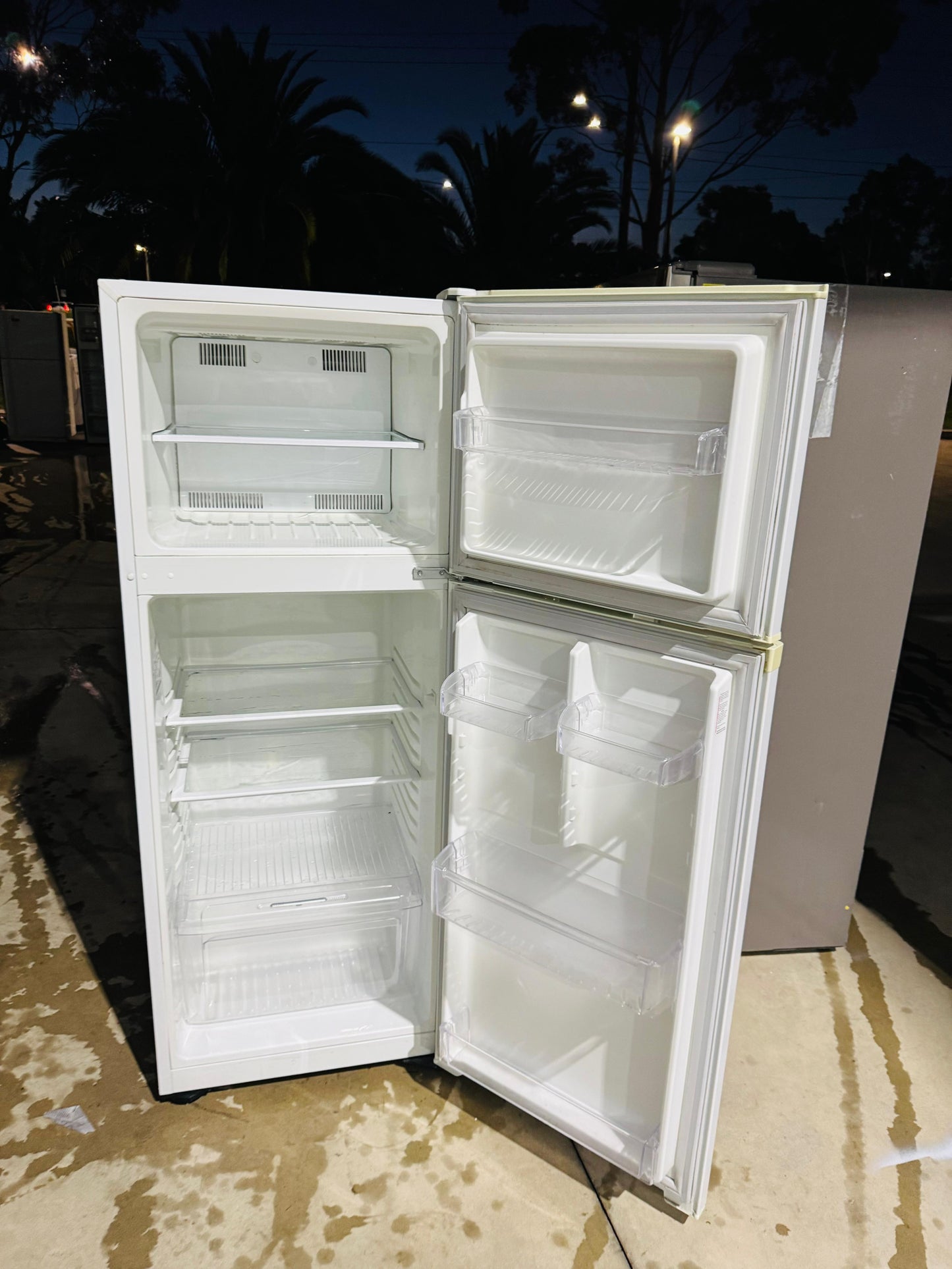 **KELVINATOR 300 LITRES FRIDGE FREEZER**