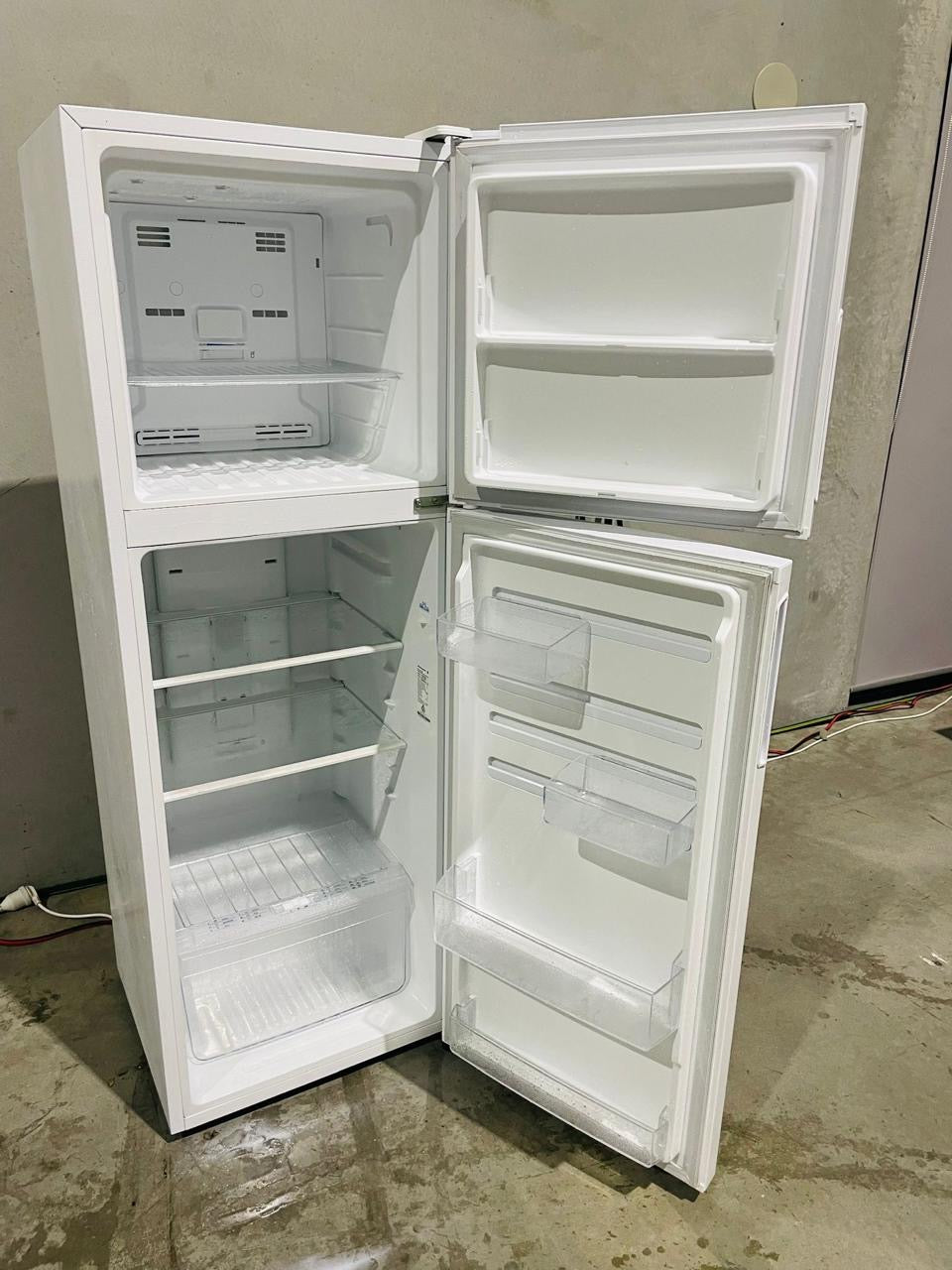 **KELVINATOR 276 LITRES FRIDGE FREEZER**