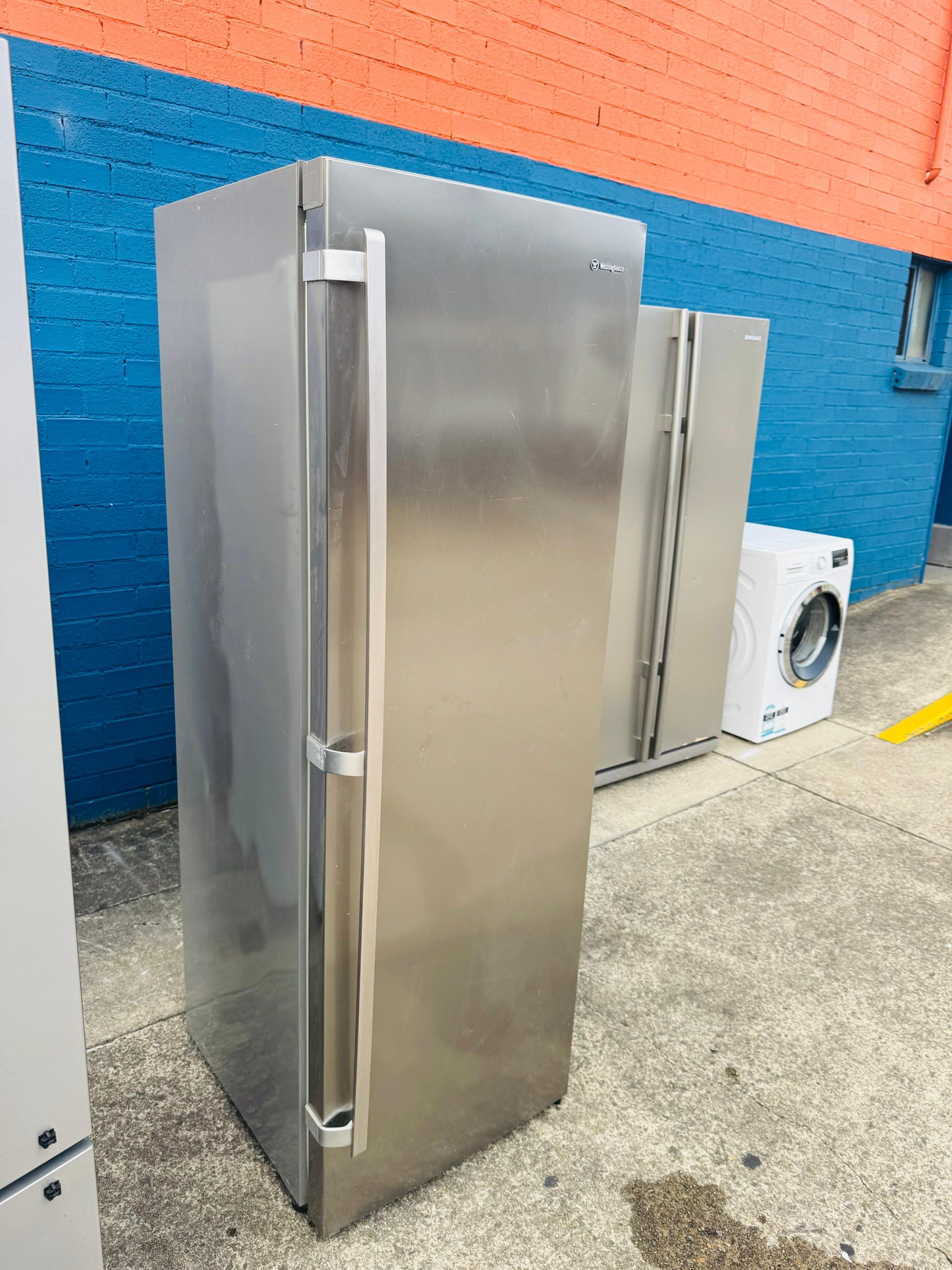 **WESTINGHOUSE 353 LITRES FRIDGE**