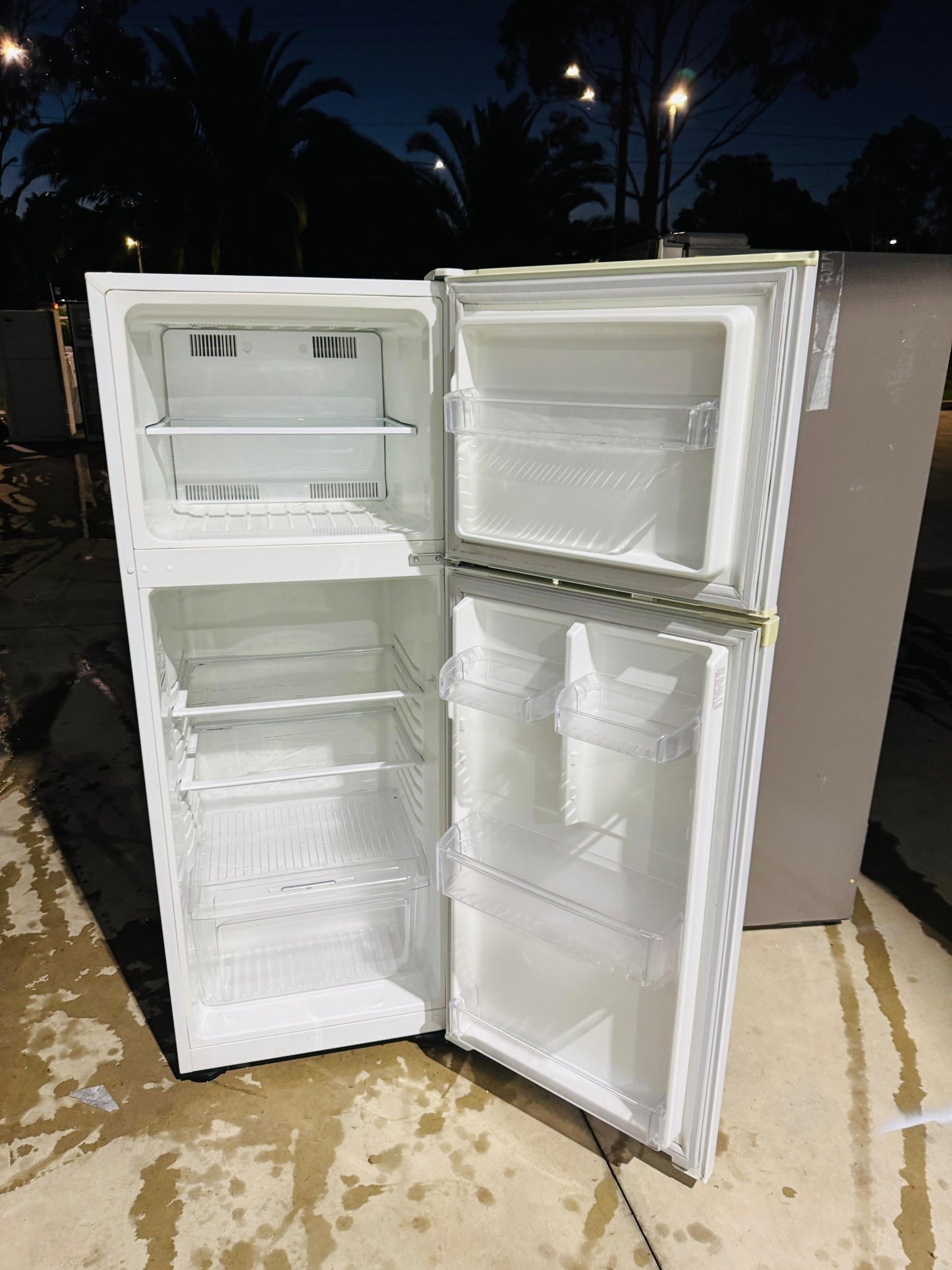 **KELVINATOR 300 LITRES FRIDGE FREEZER**