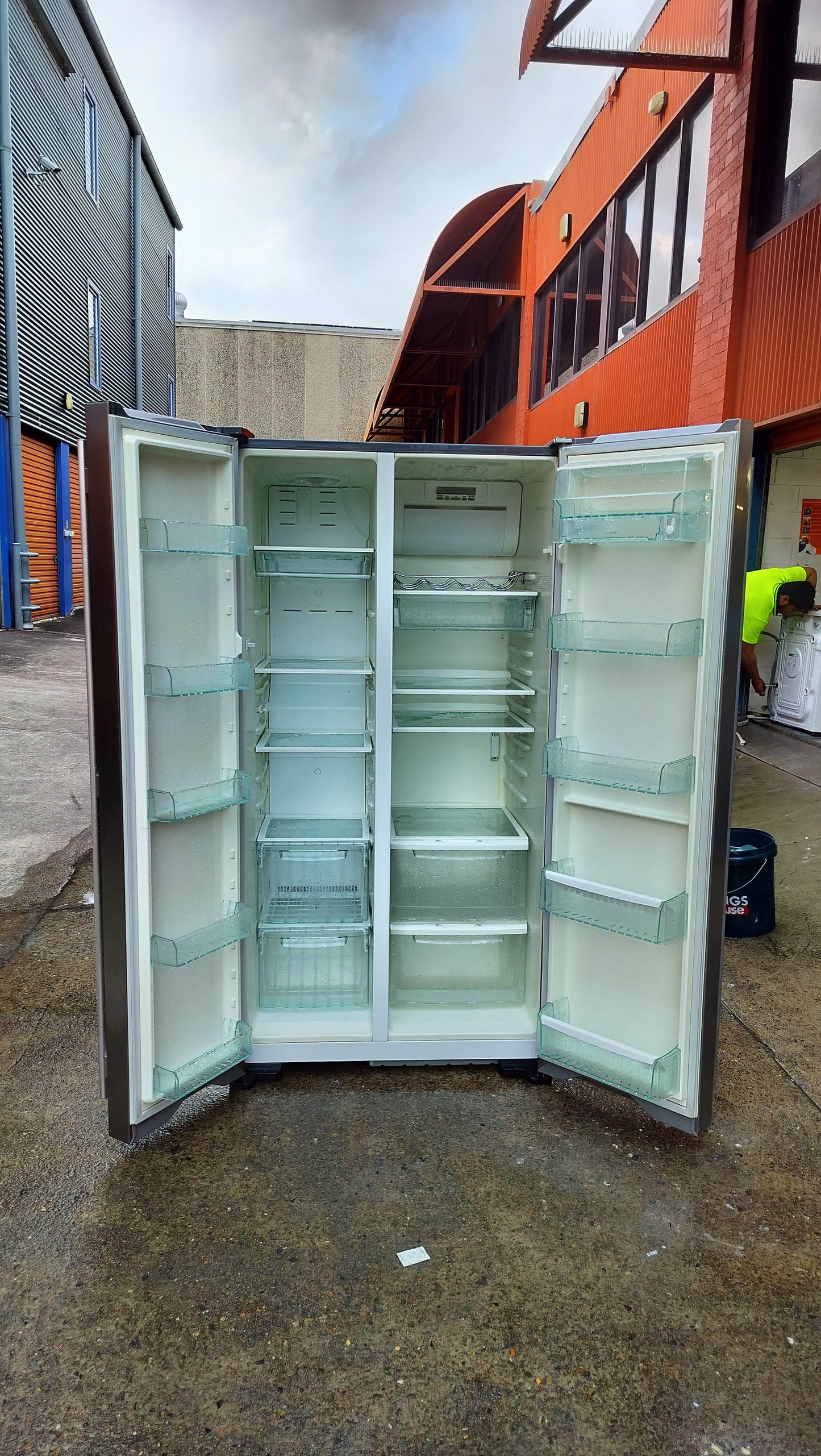 **WESTINGHOUSE SIDE BY SIDE 606 LITRES FRIDGE FREEZER**