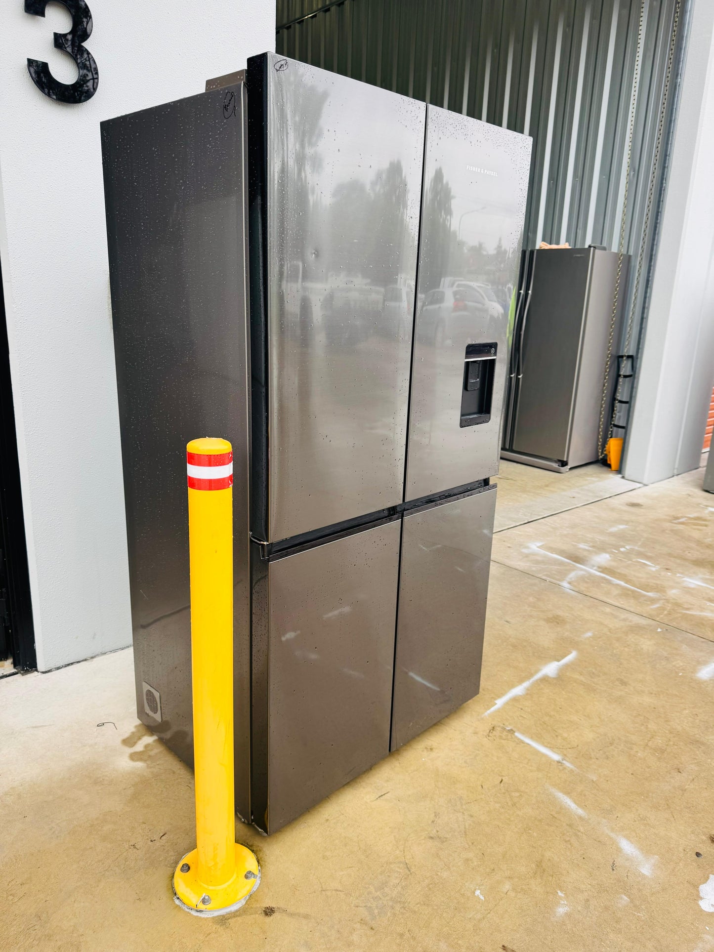 **FISHER & PAYKEL 605 LITRES FRENCH QUAD DOOR FRIDGE FREEZER**