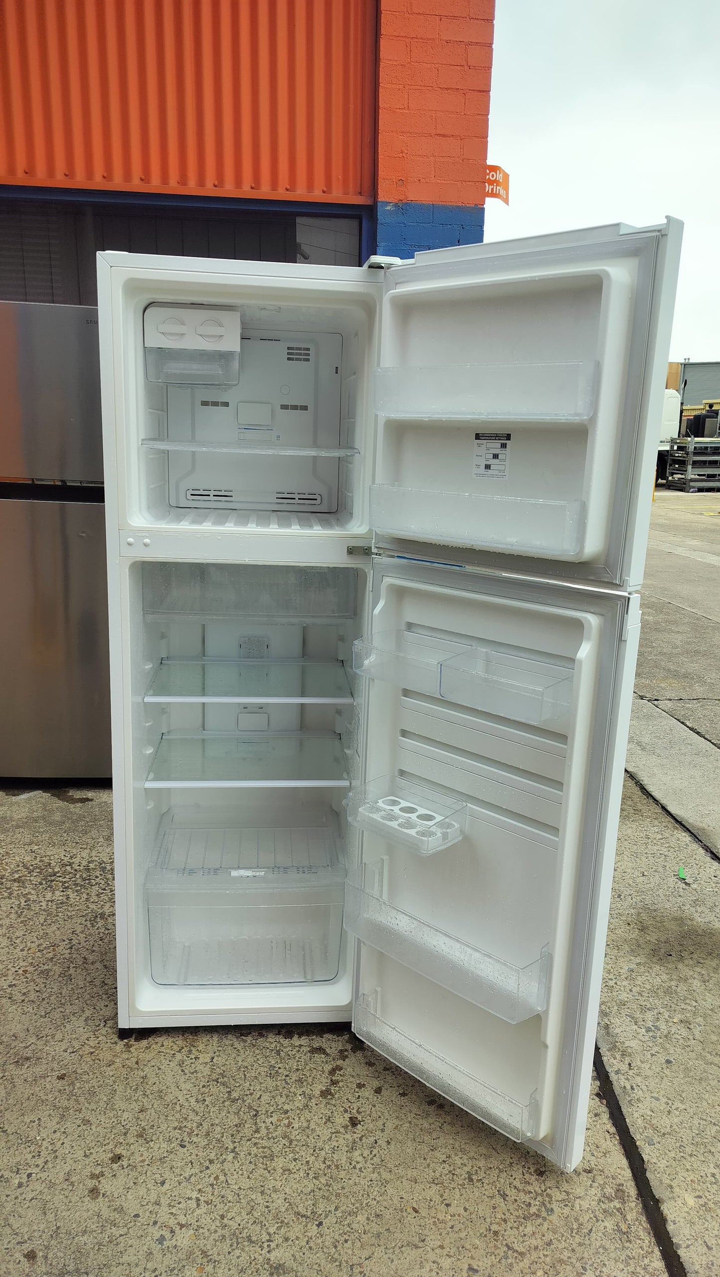 **WESTINGHOUSE 276 LITERS FRIDGE FREEZER**