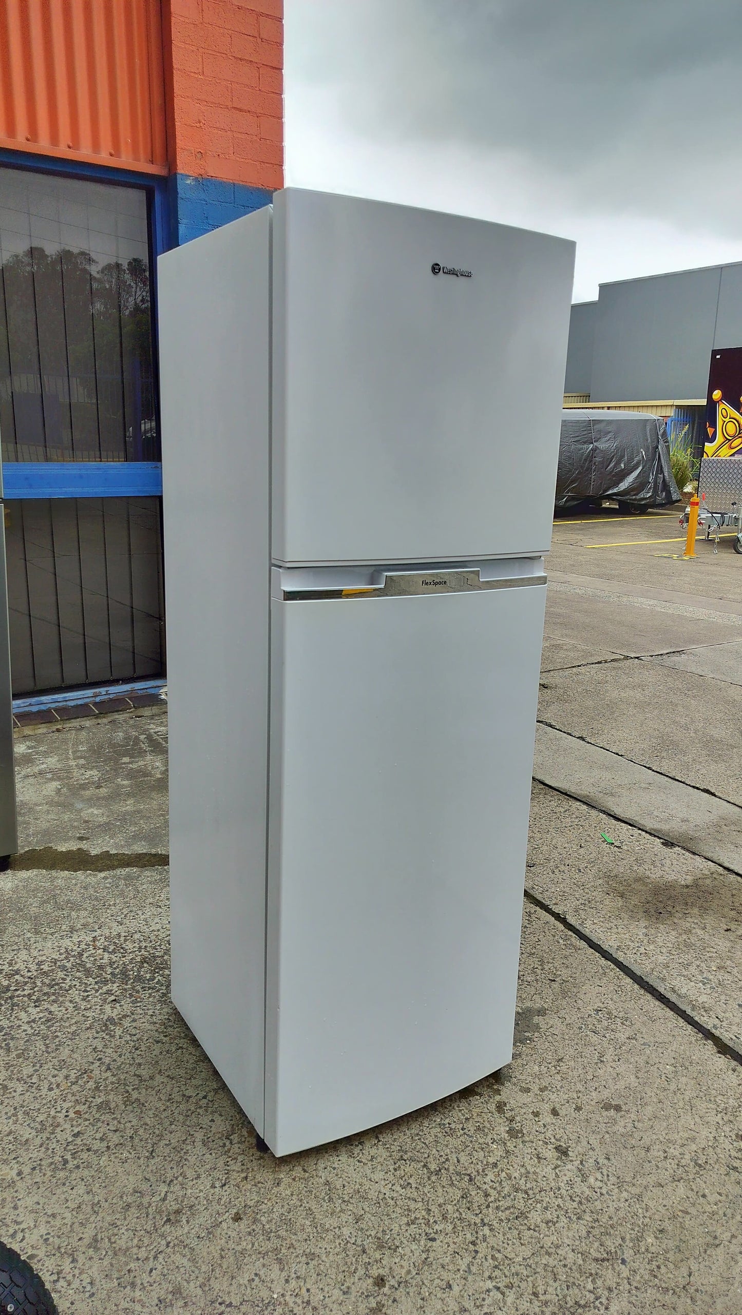 **WESTINGHOUSE 276 LITERS FRIDGE FREEZER**