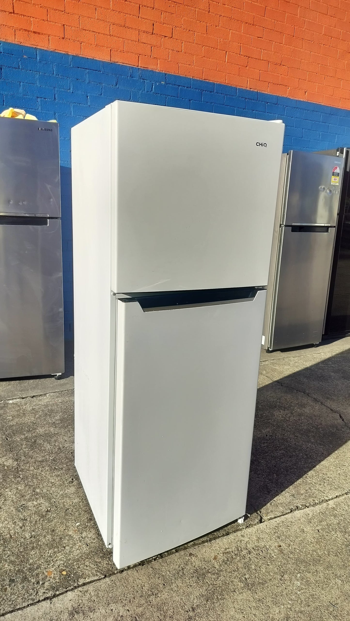 **CHIQ 216 LITRES FRIDGE FREEZER**