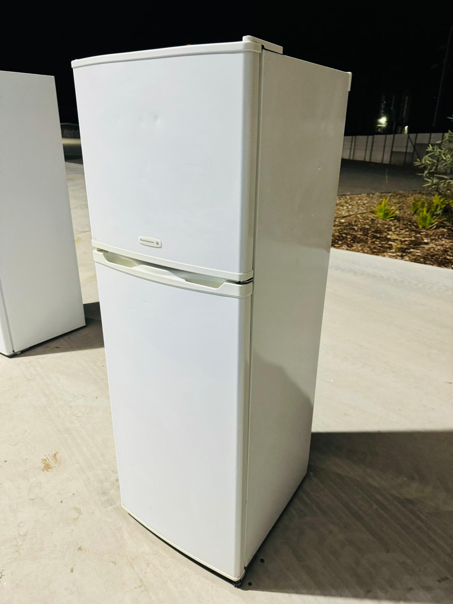 **KELVINATOR 245 LITRES FRIDGE FREEZER**