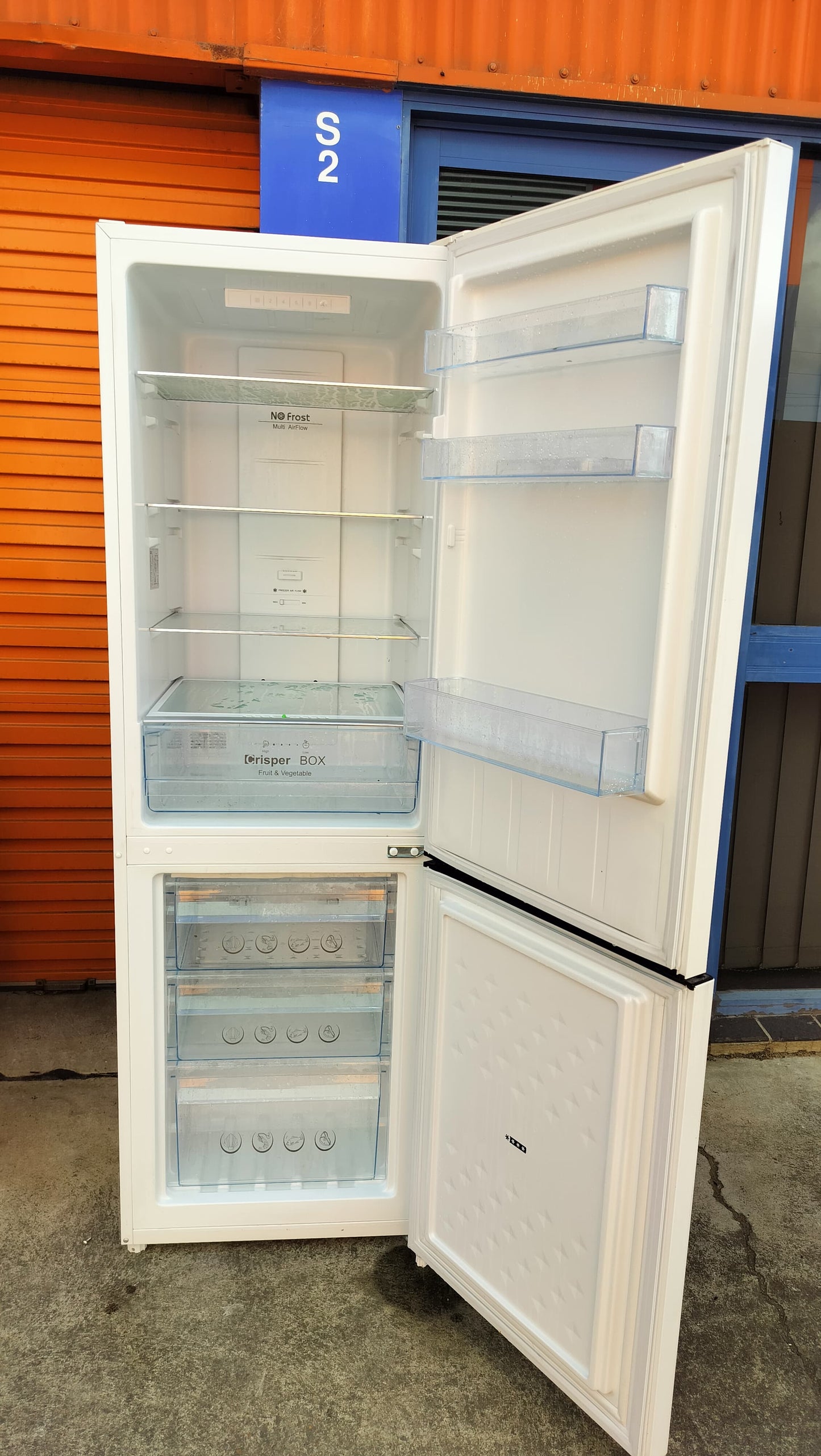 **CHIQ 251 LITRES FRIDGE FREEZER**