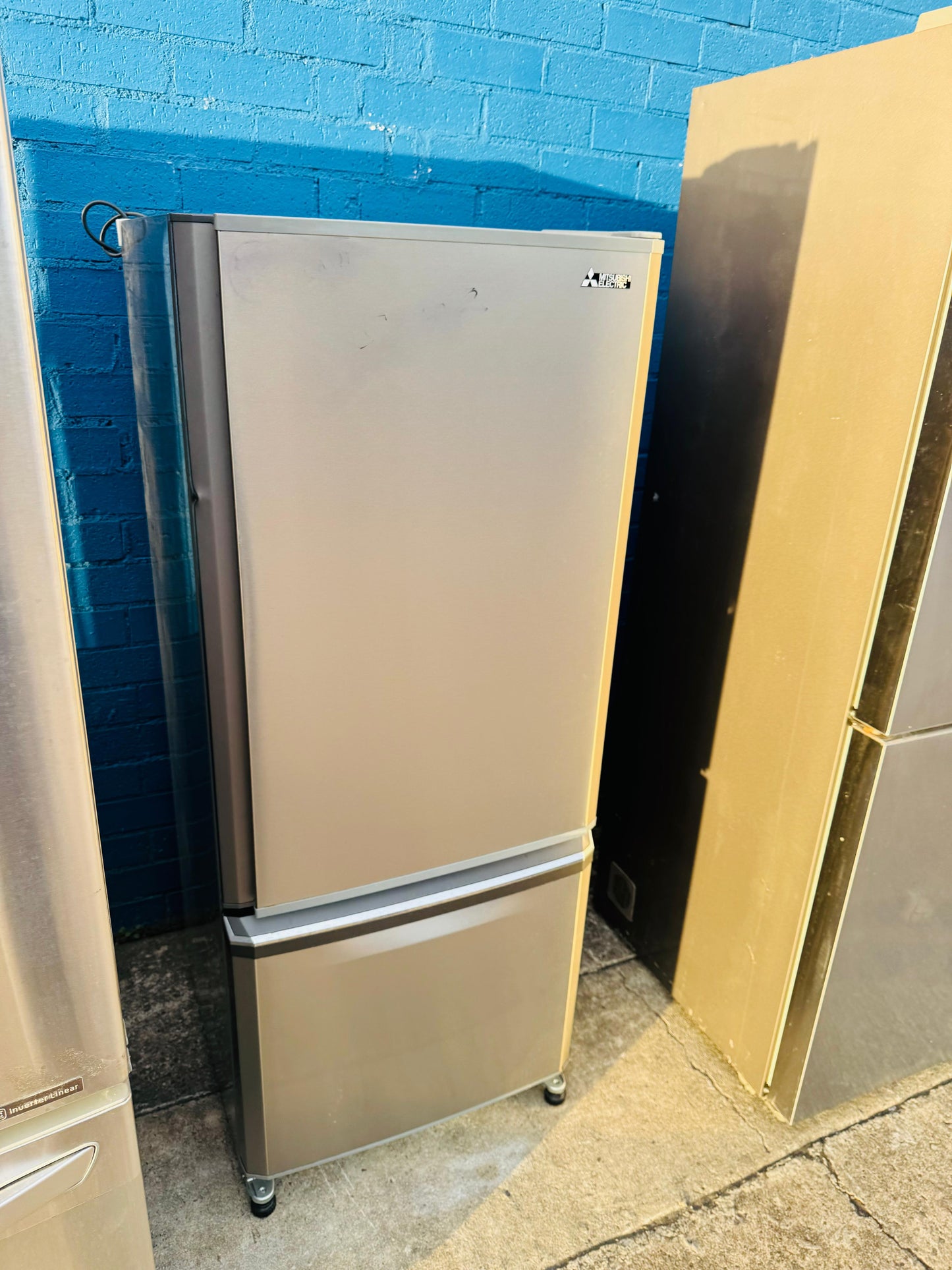 **MITSUBISHI 325 LITRES FRIDGE FREEZER**