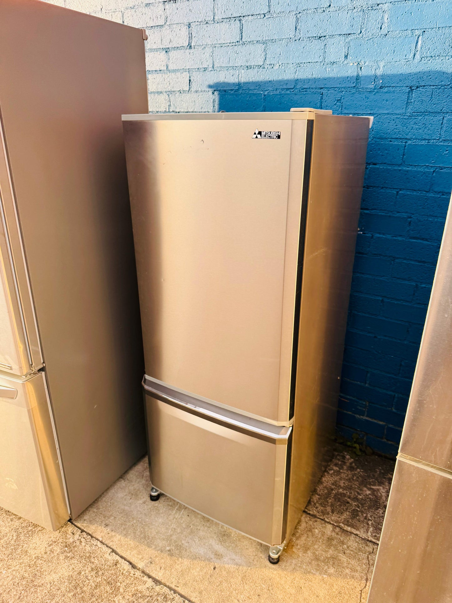 **MITSUBISHI 325 LITRES FRIDGE FREEZER**