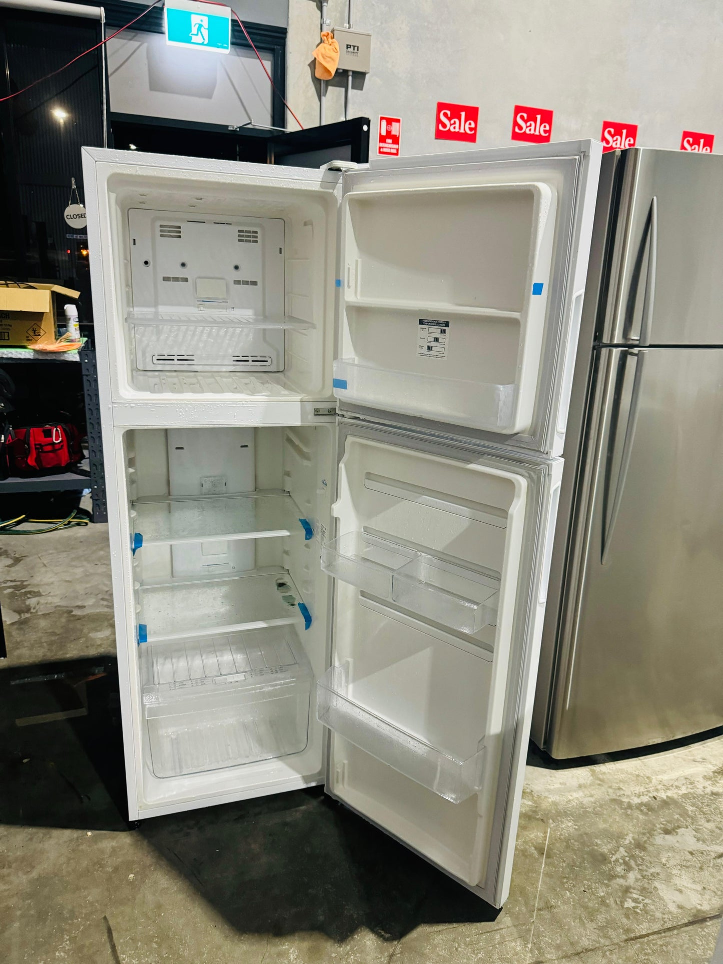 **KELVINATOR 275 LITRES FRIDGE FREEZER**