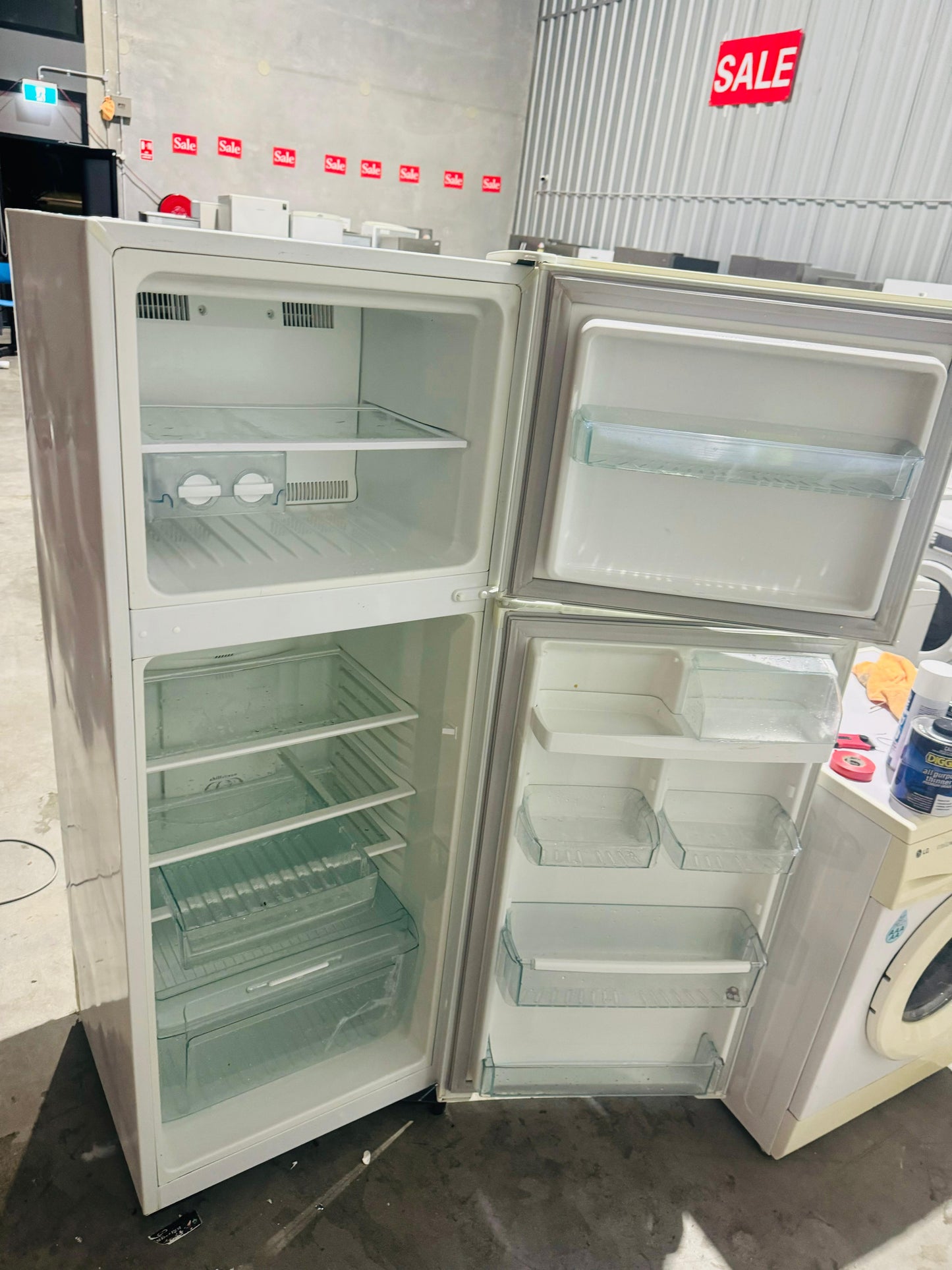 **WESTINGHOUSE 300 LITRES FRIDGE FREEZER**