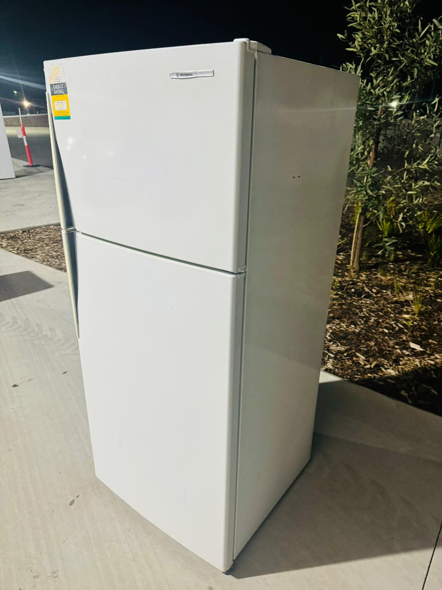 **WESTINGHOUSE 419 LITRES FRIDGE FREEZER**