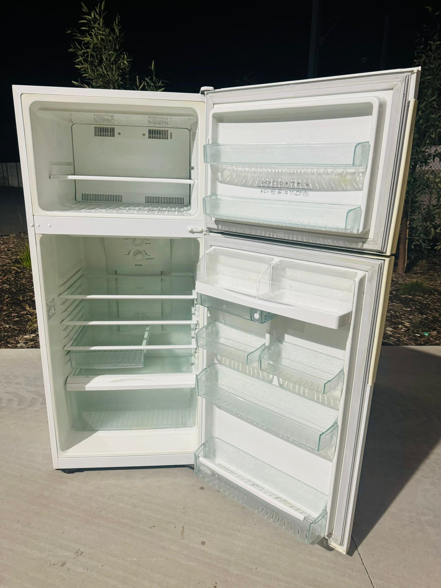 **WESTINGHOUSE 419 LITRES FRIDGE FREEZER**