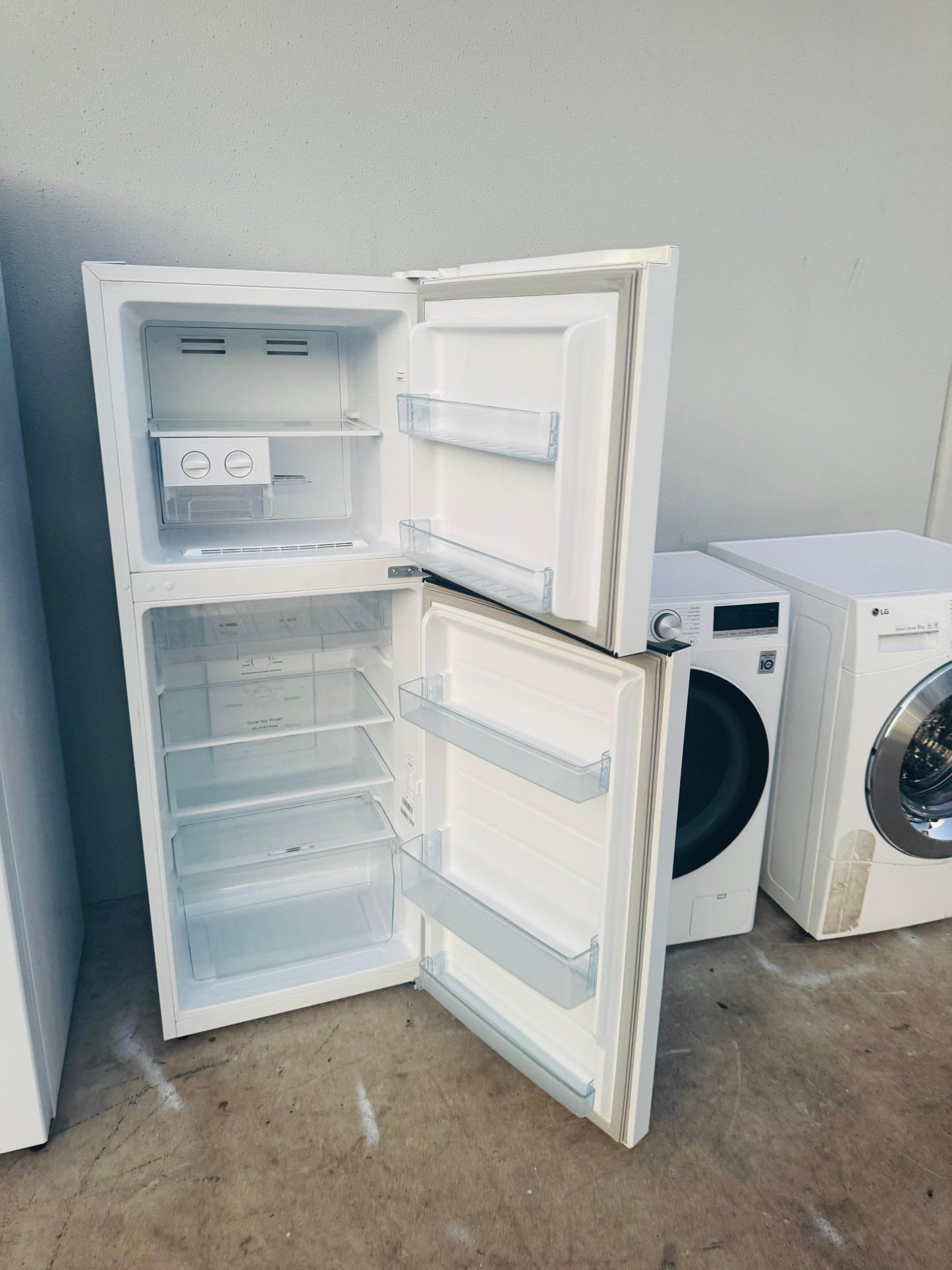 HISENSE 230 LITRES FRIDGE FREEZER