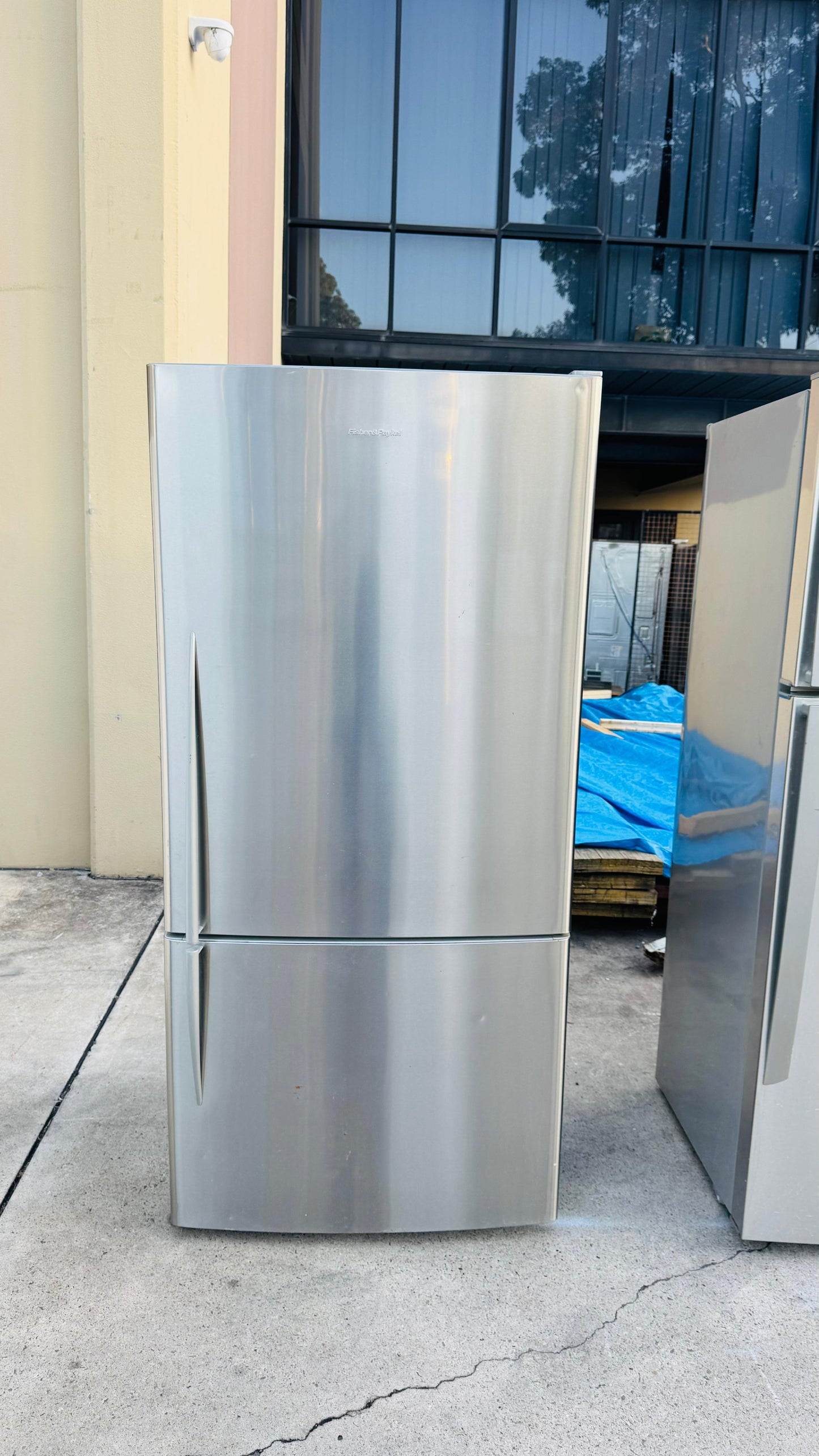 FISHER AND PAYKEL 519 LITRES FRIDGE FREEZER